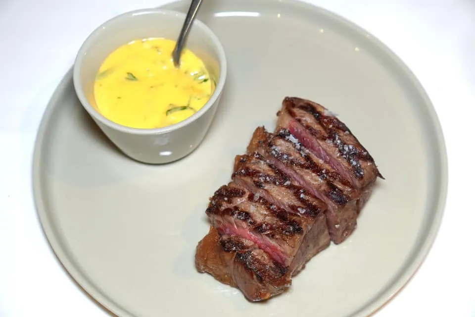 Sirloin Steak Aubrac (6 Week dry-aged) / butter lettuce / french fries / béarnaise (42 €) สำหรับเมนคอร์สเราเลือกชิมสเต๊กเนื้อวัวส่วนสันนอกที่ผ่านการบ่มหรือ Dry-aged มานาน 6 สัปดาห์จนได้รสชาติของเนื้อที่เข้มข้น เชฟเสิร์ฟมาที่ความสุกระดับ Medium Rare โรยด้วยเกลือเล็กน้อยคู่กันกับซอส Béarnaise สีเหลืองครีม (14/20)