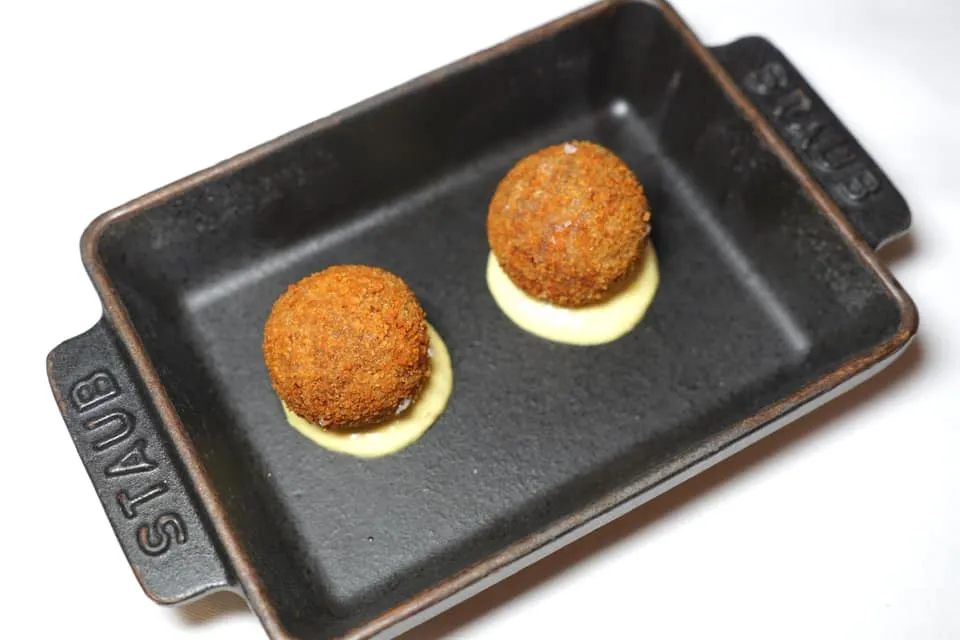 Croquette Hereford / pickles (2 pieces) (8.50 €) เริ่มต้นด้วยโครเก็ตทรงกลมที่มีเลเยอร์ชั้นนอกกรอบ ด้วยความบางทำให้รู้สึกเคี้ยวง่ายจนละลายในปากไปกับเนื้อวัว Hereford อันแสนนุ่มละมุน (14/20)