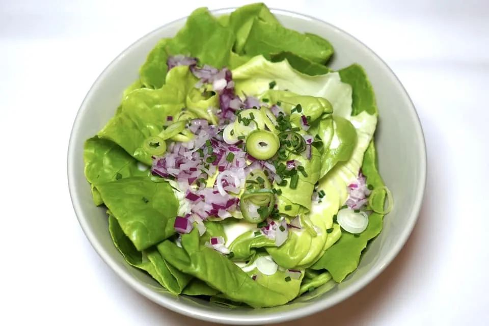 สเต๊กเนื้อและทาทาร์เสิร์ฟมาคู่กับ Butter Lettuce หรือสลัดผักจานโต