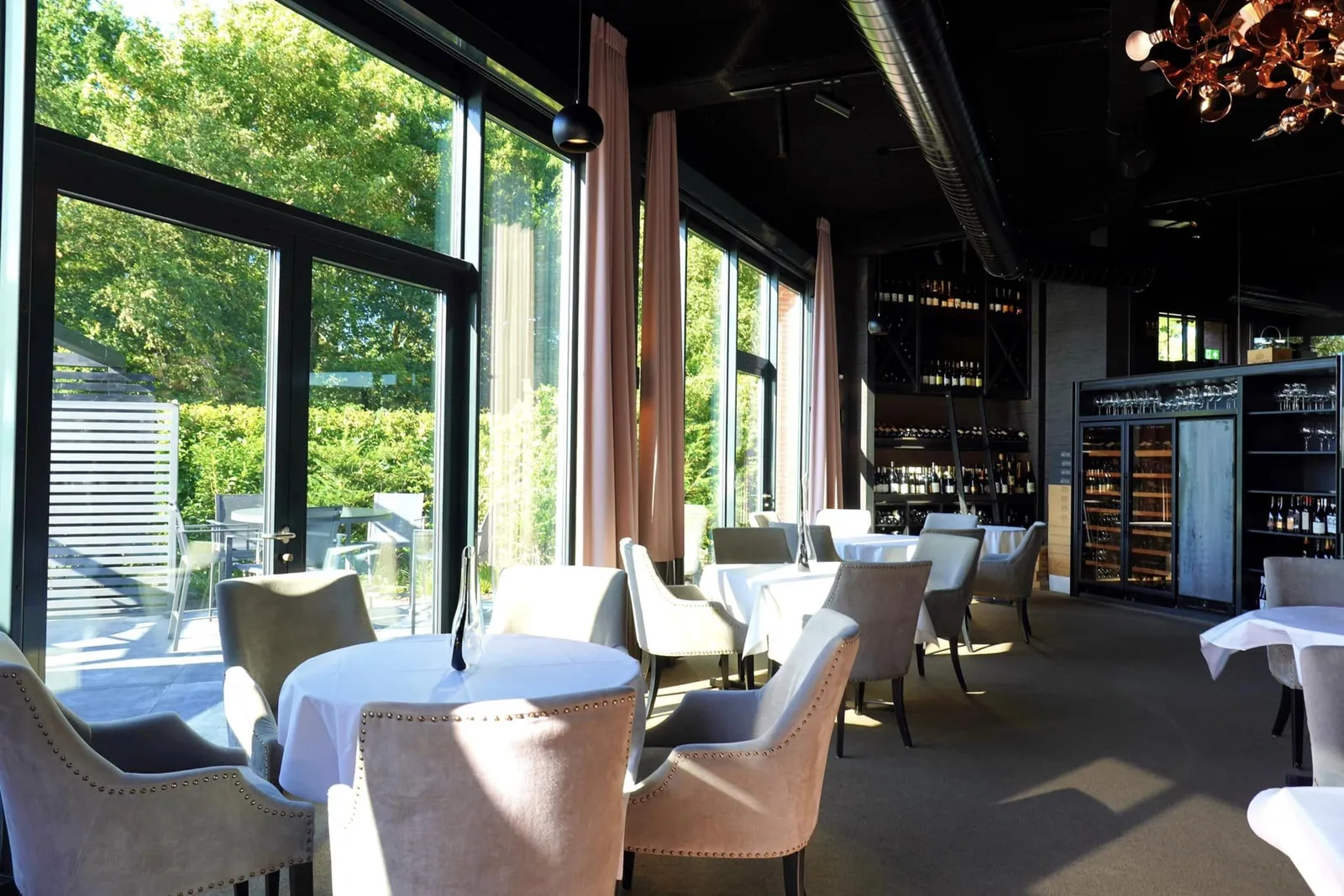 Sommelier ประจำร้านอย่างคุณ Robert Veuger ยังคัดสรรค์ไวน์กว่า 600 Labels ที่เข้ากันกับมื้ออาหารได้เป็นอย่างดีนำเสนอมาในราคาเริ่มต้นที่ราว ๆ ขวดละ 40-50 € เท่านั้นโดยในมื้อนี้เราได้ลิ้มลองไวน์ Château Favray Pouilly-Fumé 2020 จากแถบ Upper Loire ประเทศฝรั่งเศสและ Pacher Hof Kerner 2021 จาก Südtirol-Alto Adige ทางตอนเหนือของประเทศอิตาลีประกอบกันไปกับเมนูที่เตรียมออกมาได้อย่างโดดเด่น