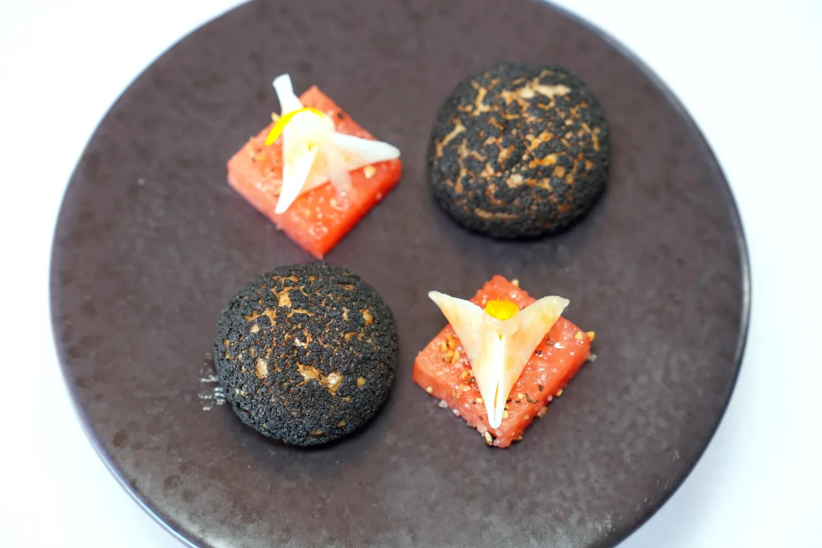 BITES & AMUSES ถัดมาคือแป้ง Choux กรอบด้านในสอดไส้ครีม Black truffle หวานหอม ข้างกันคือ Watermelon หรือแตงโมหวานฉ่ำจับคู่กับความกรอบของแครอทและอโรมาของวาซาบิแต่กลับไม่มีรสชาติเผ็ดติดมาแม้แต่น้อย (15/20)