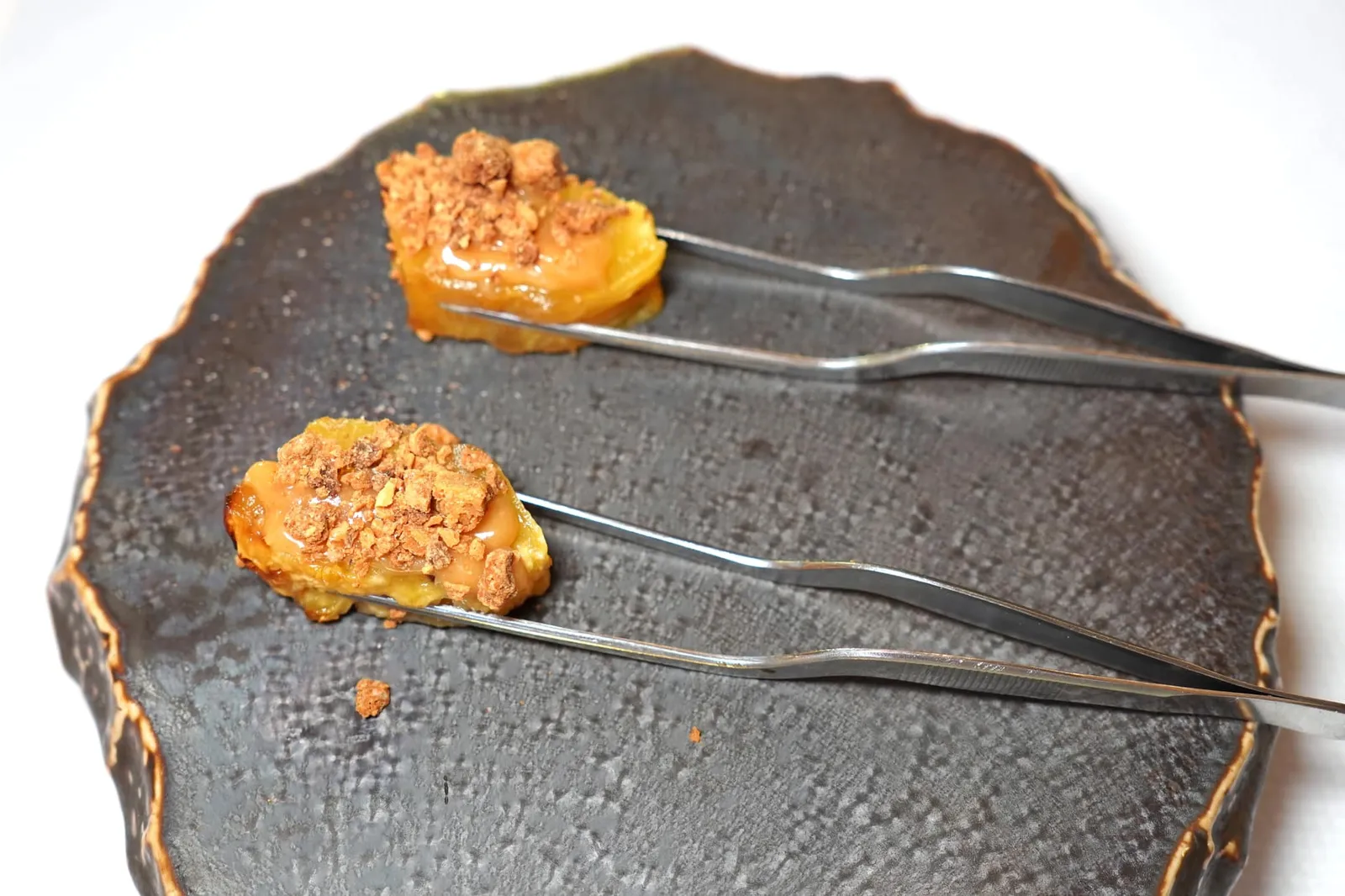 PRE-DESSERT ล้างปากด้วยสับปะรดย่างสไตล์บาบีคิวแต่ยังคงความฉ่ำเอาไว้ได้ดี เชฟราดด้วย Salted caramel sauce ท็อปด้วย White chocolate ที่อบในเตาอบจนได้ออกมาเป็น Crumble กรอบ ๆ จากนั้นพนักงานจะมาขูดพริกไทยดำลงไปใสจานต่อหน้าลูกค้าที่โต๊ะ (16/20)