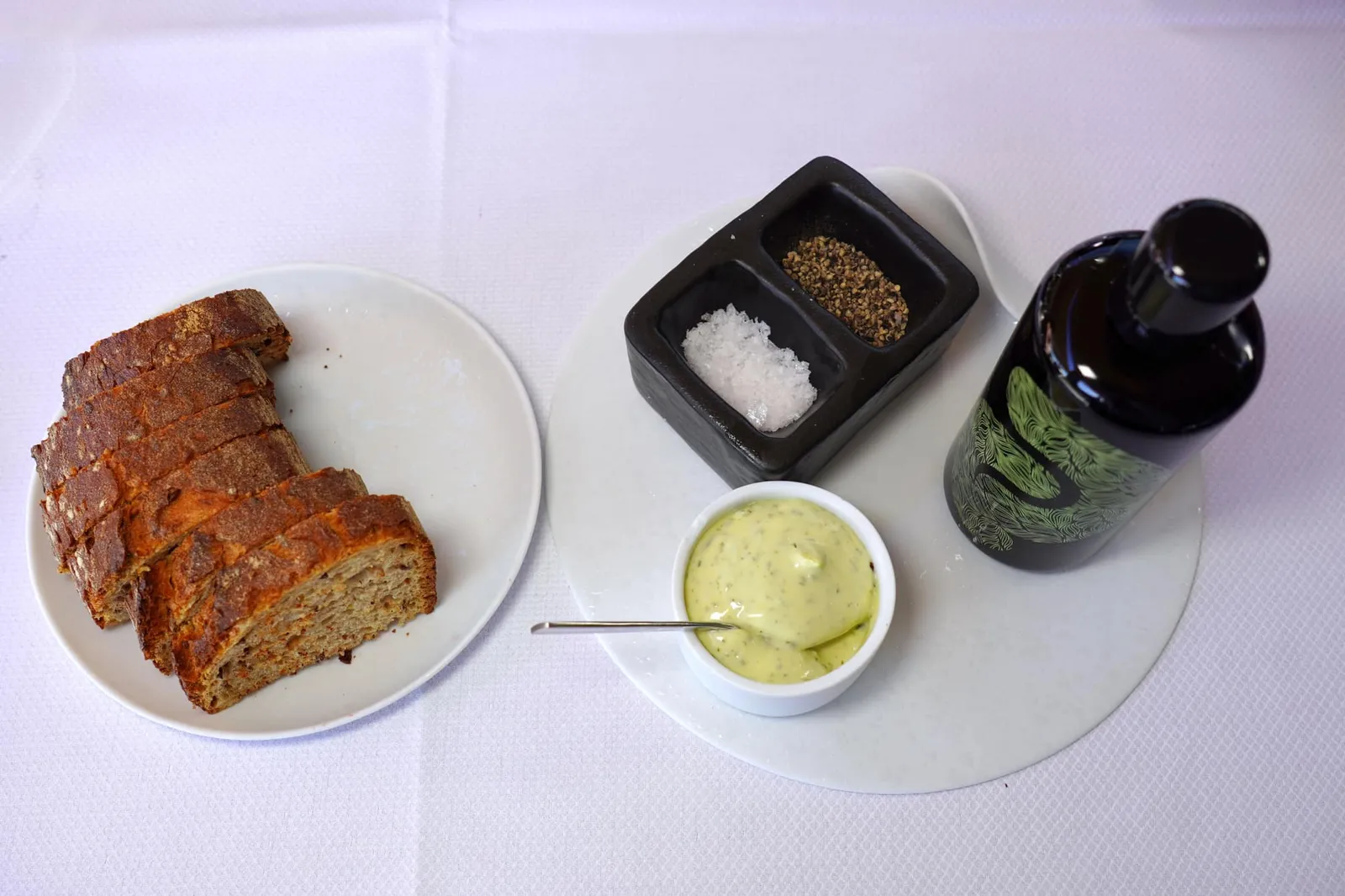 Bread, butter & olive oil ขนมปังเสิร์ฟมากับเนยและน้ำมันมะกอก