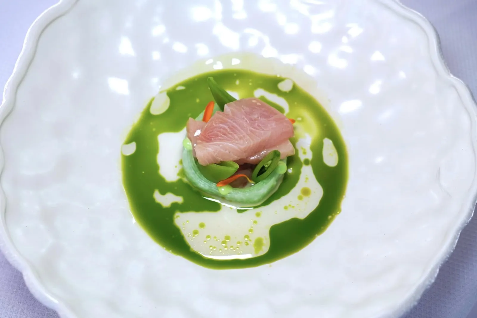 HAMACHI & TOM YAM Pink apple, red pepper ปลา Hamachi เนื้อนุ่มโรยด้วยเกลือเล็กน้อยให้กลิ่นหอมของต้มยำแบบไทย ด้านล่างคือผักหลายชนิดเช่น Green radish, ถั่ว Sugar snap pea และเห็ด Shiitake ช่วยเสริมความกรอบ องค์ประกอบสีเขียวรอบ ๆ คือ Chive oil vinaigrette และครีมตรงกลางคือ Wasabi mayonnaise ช่วยเสริมกลิ่นและเชื่อมเนื้อสัมผัสของแต่ละองค์ประกอบเข้าด้วยกัน (17/20)