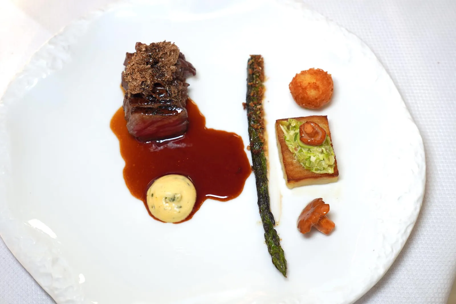 PRIME BEEF & TRUFFLE Potato, Bearnaise เมนคอร์สจานสุดท้ายคือเนื้อวัว Prime beef ส่วน Entrecote เชฟ Torch แล้วเสิร์ฟมาที่ความสุกระดับ Medium rare ด้านบนคือ Black truffle หอม ๆ ราดด้วย Red wine jus และซอส Bearnaise สีเหลืองอ่อน ตรงกลางคือหน่อไม้ฝรั่ง ฝั่งขวามือคือมันฝรั่งเสิร์ฟมา 2 รูปแบบ ยังมีสลัดทำมาจากหน่อไม้ฝรั่งละชิ้นเห็ดนุ่มหนึบ (17/20)