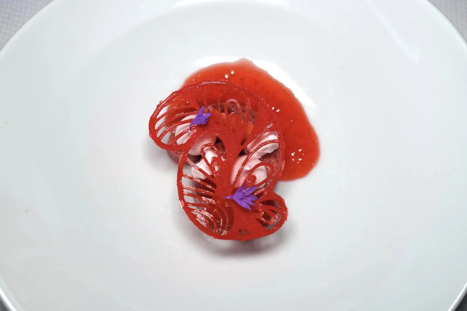 STRAWBERRY DESSERT Structures of strawberry อีกจานหนึ่งคือ Strawberry cream เสิร์ฟมากับ Strawberry marshmallow นุ่มหนึบ Strawberry meringue แผ่น Tuile กรอบ ๆ และ Strawberry juice สด ๆ ช่วยเรียกความสดชื่นปิดท้ายมื้ออาหารได้อย่างไร้ที่ติ (17/20)