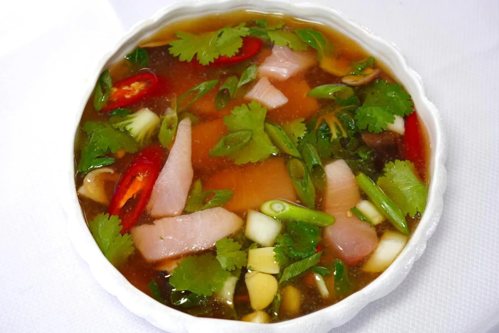 HAMACHI & TOM YAM Pink apple, red pepper เริ่มต้นคอร์สแรกด้วยเมนูคุ้นตาอย่างต้มยำแบบไทยแท้ ๆ จัดแสดงมาในจานขนาดใหญ่ เชฟ Stefan van Sprung ใส่เครื่องต้มยำลงไปทั้งพริก กระเทียม ผักชี หัวหอมใหญ่ และวัตถุดิบหลักอย่างเนื้อปลา Hamachi โดยตัวต้มยำถูกเตรียมให้เนื้อสัมผัสเกือบคล้ายวุ้นเพื่อให้เกิดเลเยอร์บาง ๆ ปกคลุมที่ชิ้นปลานั่นเอง (17/20)
