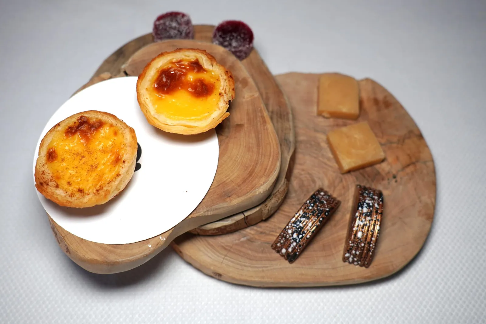 MIGNARDISES จบด้วย Mignardises เสิร์ฟมา Pastel de nata หรือทาร์ตไข่สไตล์โปรตุกีส แป้งพัฟด้านนอกกรอบในขณะที่ตรงกลางให้เนื้อสัมผัสครีมมี่จนคล้ายคัสตาร์ด Turkish delight และขนมที่ทำมาจากถั่ว Hazelnut และ Fudge