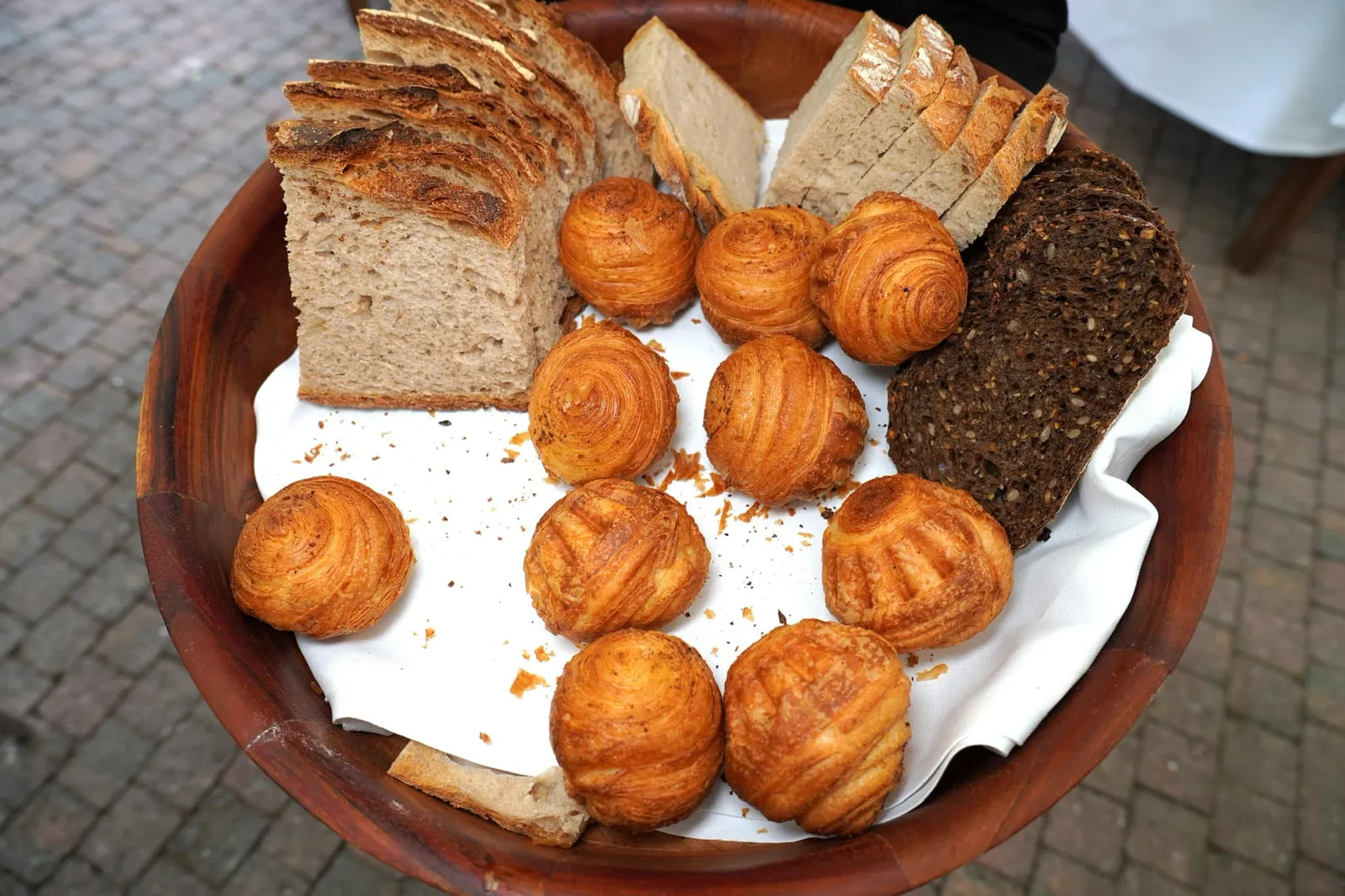 BREAD จากนั้นพนักงานจะนำเสิร์ฟขนมปัง