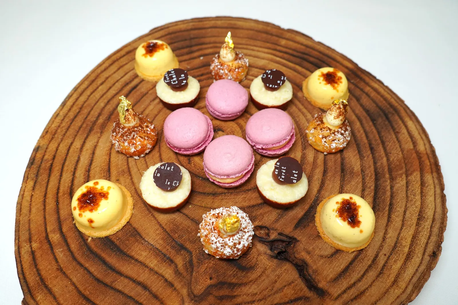MIGNARDISES ปิดท้ายด้วยเซ็ตของหวานชุดใหญ่เริ่มจาก Choux สอดไส้ด้านในด้วย Madagascar vanilla ต่อด้วย Candied chocolate ท็อปด้วยองค์ประกอบของมะพร้าว ขนม Crème Brûlée จิ๋วที่เบิร์นผิวด้านบนออกมาได้อย่างไร้ที่ติและ Peach macaron ที่มีอโรมาหอม ๆ ของ Verbena นั่นเอง