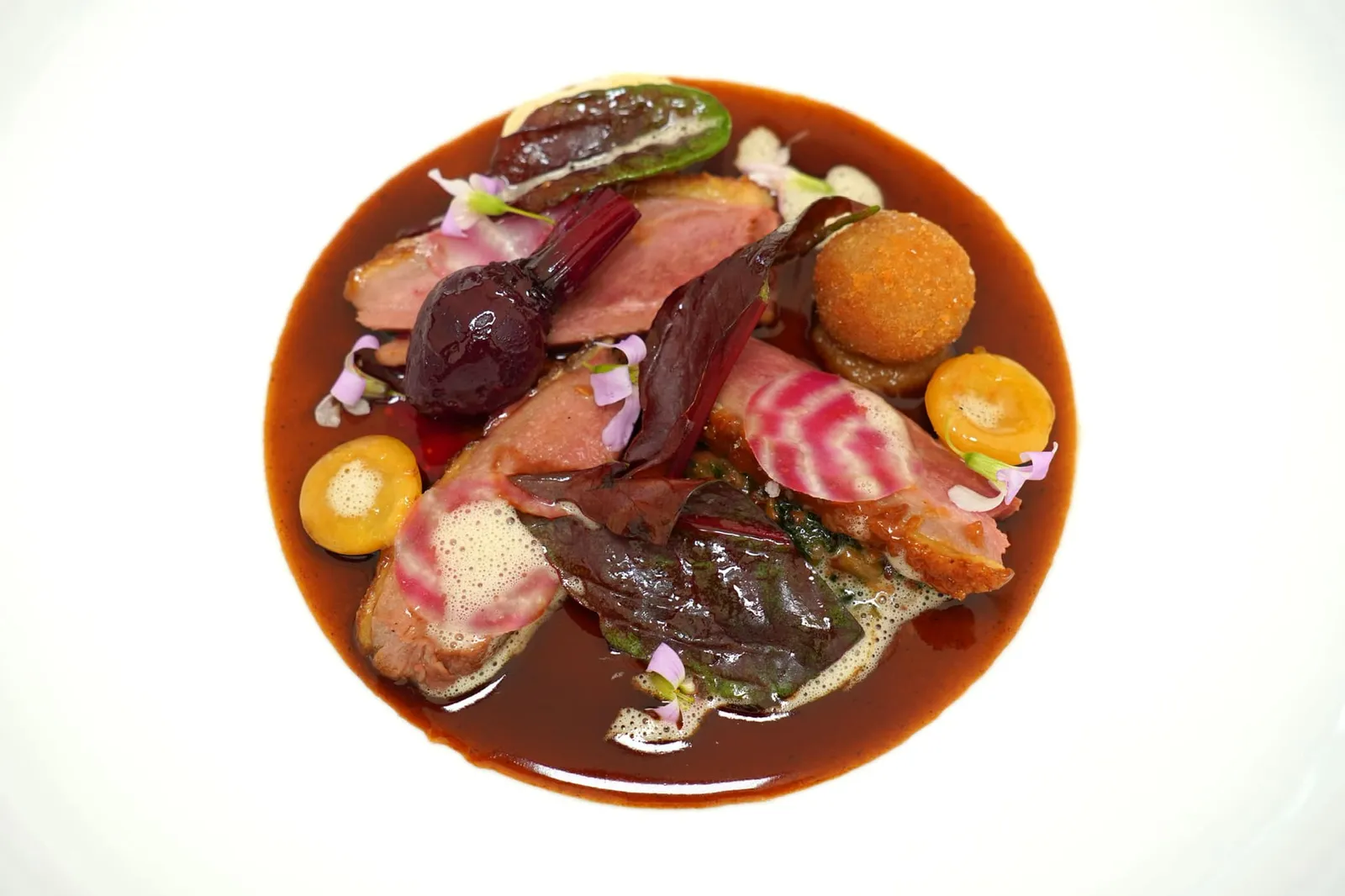 DUCK ส่วน Main Course ในวันนี้เชฟเสิร์ฟเนื้อเป็ดมาคู่กันกับบีทรูทและแรดิชโดย Earthy Aroma ของบีทรูทช่วยบาลานซ์กับกลิ่นเฉพาะตัวของเป็ดได้อย่างพอเหมาะ องค์ประกอบข้างกันคือ Gnocchi มันฝรั่งนุ่ม ๆ และ Croquette กรอบ ๆ สอดไส้ด้านในด้วยตับเป็ด จากนั้นราดซอส Jus เพื่อเสริมรสชาติให้เข้มข้นขึ้นนั่นเอง (17/20)