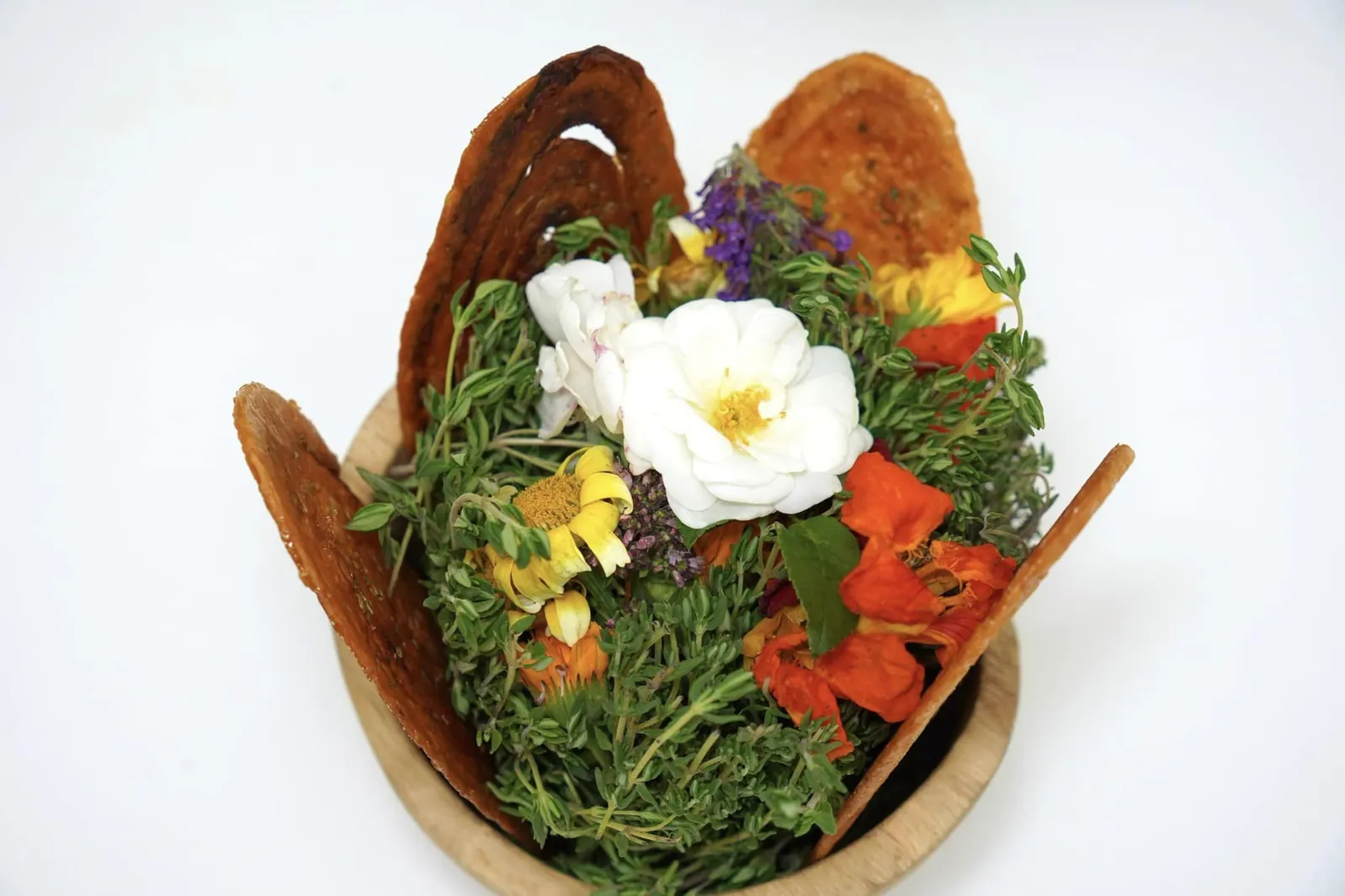 AMUSE BOUCHE คอร์สเล็ก ๆ เพื่อเรียกน้ำย่อยเริ่มต้นด้วยแป้ง Puff pastry กรอบทาด้วย Dried Tomato หรือมะเขือเทศแห้งและ Oregano ให้กลิ่นหอมช่วยกระตุ้นน้ำย่อยได้ดี (16/20)