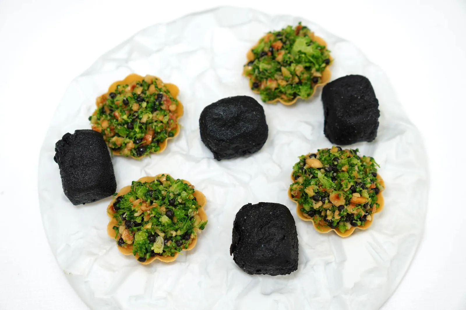 AMUSE BOUCHE ถัดมาคือ Charchol หรือก้อนสีดำคล้ายถ่านเคี้ยวกรอบเสิร์ฟมาร้อน ๆ ภายในบรรจุ Greren peas เตรียมมาคล้าย Purée เนื้อเนียนหวานละมุน เชฟยังได้ Parfumed หรือใส่อโรมาของทรัฟเฟิลลงไปด้วย ข้างกันคือ Broccoli Tartelette มีลักษณะเป็นแป้งทาร์ตบางกรอบ ด้านบนท็อปด้วย Herring caviar หรือไข่ปลาแฮร์ริงและเมล็ดถั่วคั่วกรอบ (16/20)