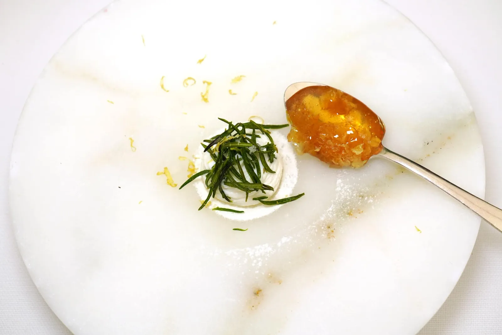 CHEESE สำหรับคอร์สชีสพนักงานนำเสนอ Fresh cottage cheese ท็อปด้านบนด้วยโรสแมรี่ทอดกรอบและเกลือทะเล รอบ ๆ คือผงโยเกิร์ตและผิวมะนาวช่วยบาลานซ์โทนความฝาดของชีสไม่ให้โดดจนเกินไป จากนั้นพนักงานจะตักน้ำผึ้งสด ๆ ที่เชฟเลี้ยงเองบริเวณสวนโดยอาศัยผึ้งป่าตามธรรมชาติเพื่อแสดงถึง Biodiversity หรือความหลากหลายทางชีวภาพของสวนดอกไม้รอบ ๆ ร้าน ตัวน้ำผึ้งมีรสชาติหวานกลมกล่อมอย่างมีมิติเพราะผึ้งป่านั้นจะใช้น้ำหวานจากเกสรดอกไม้หลายชนิดในการทำรัง พนักงานแนะนำให้ชิมน้ำผึ้งเปล่า ๆ ก่อนจะผสมผสานให้เข้ากันกับตัวชีส ถึงจะดูเป็นคอร์สที่ไม่ซับซ้อนแต่ขอบอกเลยว่ารสชาตินั้นอร่อยจนเราเป็นต้องติดใจ (17/20)
