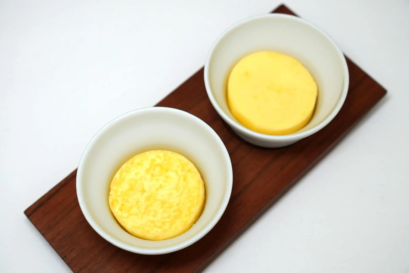 BREAD ขนมปังเสิร์ฟมาคู่กับเนยและเนยเค็ม