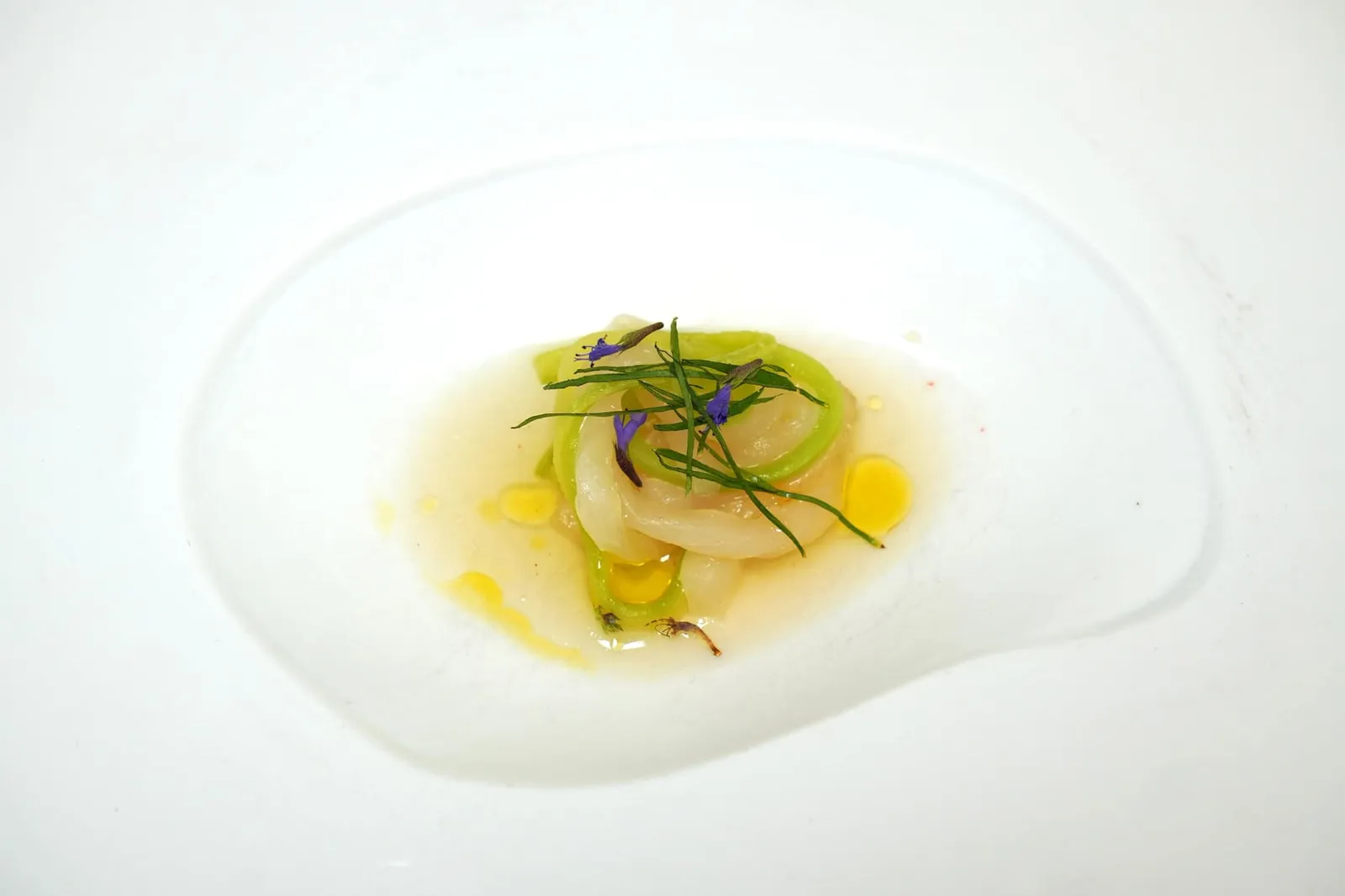 AMUSE BOUCHE สุดท้ายคือเนื้อปลา Hamachi เตรียมมาในลักษณะของเส้น Spaghetti เนื้อนุ่ม เคี้ยวง่ายตัดกันกับความกรอบของแตงกวา ด้านล่างคือซอสมะเขือเทศให้รสชาติเผ็ดนิด ๆ (16/20)