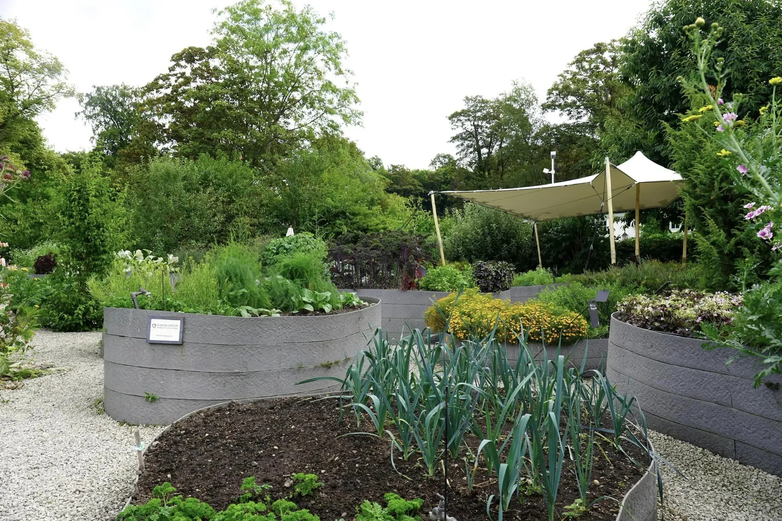 ลูกค้าสามารถเดินชม The Vegetable Garden สวนผักสไตล์ฝรั่งเศสขนาด 1,156 ตารางเมตรอันประกอบไปด้วยพืชสวนครัว ดอกไม้ และสมุนไพรหลากหลายชนิดรายล้อมไปด้วยต้นแอปเปิ้ล ต้นบ๊วย และต้นมิราเบลพลัม