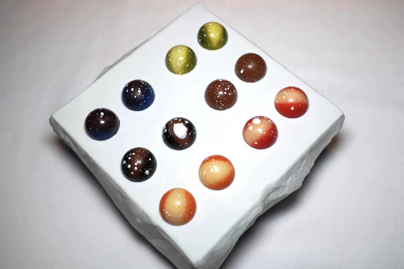Mignardises ปิดท้ายด้วย Praline ที่เตรียมมาจากวัตถุดิบของเซ็ตเมนูหลักทั้ง 2 อย่างคือ Oregano, Truffle Milk, Bergamot, Peteh Bean, Green Apple และ Cherry