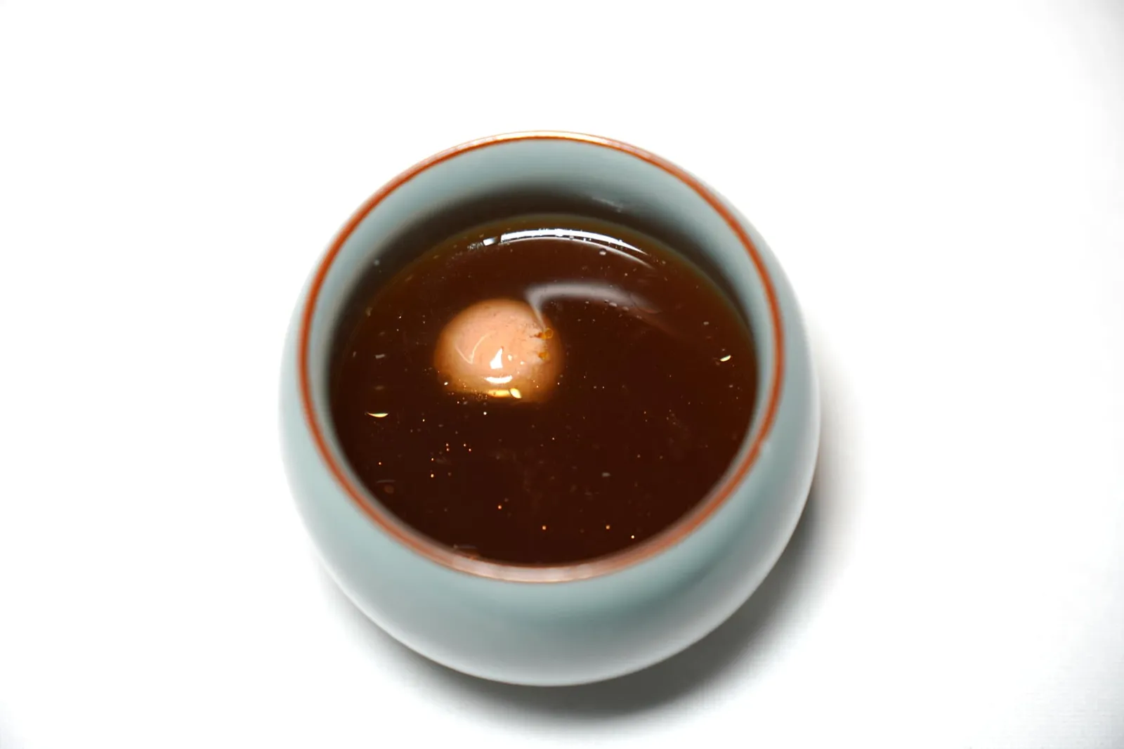 Duck Eggplant, Tulip Bulb, Pomegranate, Black Olive นอกจากนี้ยังมี Bouillon อุ่น ๆ ที่เตรียมมาจากกระดูกเป็ด Challans Duck เสิร์ฟมาคู่กับลูกฟัวกราส์กลม ๆ อีกด้วย (19/20)