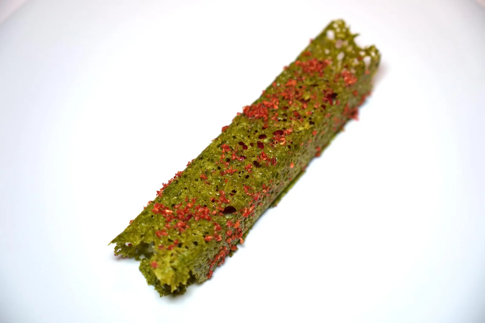Lovage Wild Strawberry, Peteh Bean, Ramson เมนูหลักคอร์สแรกคือ Crispy Lovage โดย Lovage คือสมุนไพรที่นิยมใช้ในการปรุงอาหารมีอโรมาเฉพาะตัวคล้าย Celery เชฟเตรียมองค์ประกอบแรกมาให้มีลักษณะเป็นแผ่นกรอบที่เบาจนแทบละลายในปาก ส่วนด้านในคือ Lovage Soufflé นุ่ม ๆ (19/20)
