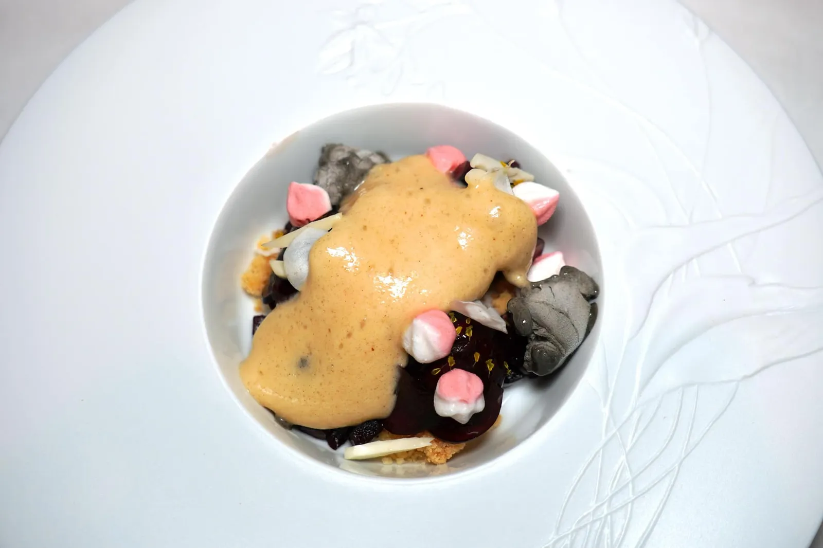 Cherry Sourdough, Sesame, Almond, Magnolia ขนมหวานจานหลักคือผล Cherry เสิร์ฟมากับครัมเบิ้ลกรอบและ Sourdough Ice Cream หอม ๆ ให้รสชาติและกลิ่นแบบขนมปัง ก้อนหินสีดำข้าง ๆ กันทำมาจากงาดำให้อโรมาที่เด่นชัด ขนม Meringue สีขาวชมพูหวานกรอบละลายในปากทำมาจากดอก Magnolia สุดท้ายคือองค์ประกอบของ Sabayon สีส้มทำมาจากถั่วอัลมอนด์เผาให้กลิ่นเคล้ากันไปกับงาดำได้อย่างลงตัว (18/20)