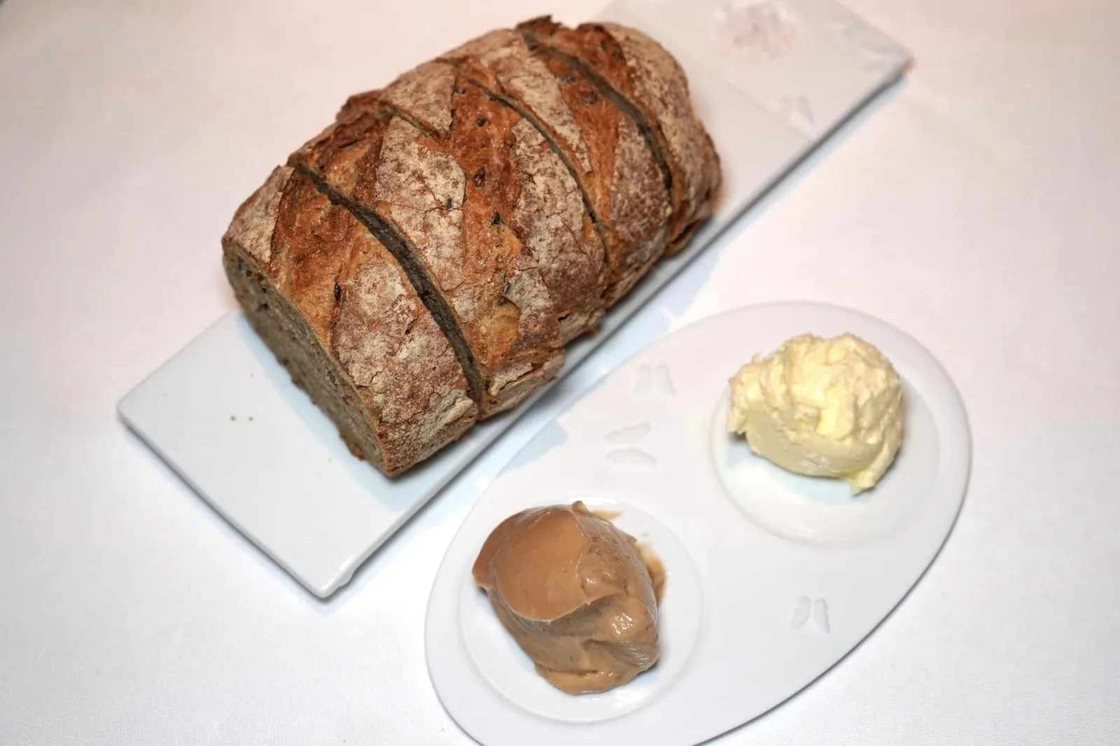 Bread & Butter ขนมปังเสิร์ฟมาคู่กับเนย 2 อย่างคือ Caramelized Goat Milk Butter สีน้ำตาลเข้มมีกลิ่นเฉพาะตัวและ Jersey Cow Milk Butter ที่มีความหอม มัน ครีมมี่มากกว่าเนยทั่ว ๆ ไป