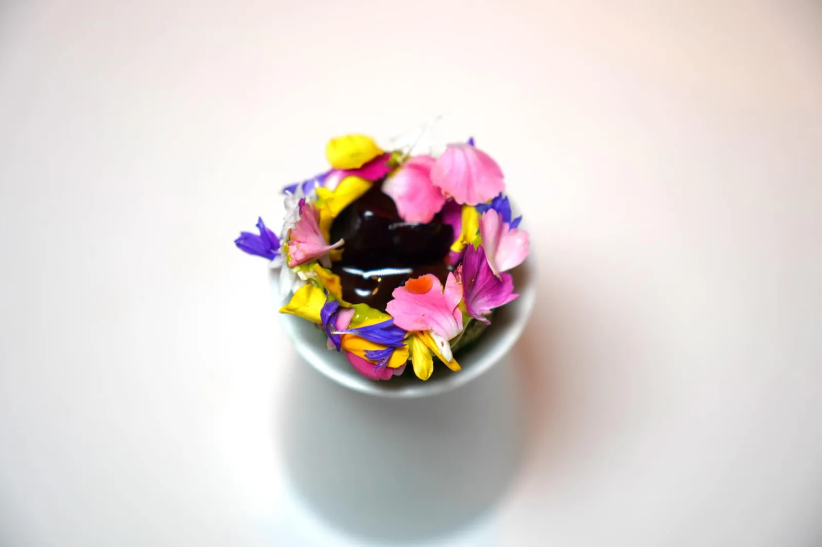 Ancho Avocado, Mexican Tarragon, Cherry เริ่มต้นมื้ออาหารด้วย Finger Food ที่นำเสนอกลิ่นหอมเฉพาะตัวของ Ancho Chilli เสริมด้วยอโรมาของ Terragon ทั้งนี้ยังมีความมันของ Avocado และรสชาติของลูก Black Cherry อีกด้วย ด้านบนตกแต่งด้วยกลีบดอกไม้ให้สีสันสวยงามดูน่าลิ้มลองมากจริง ๆ (17/20)