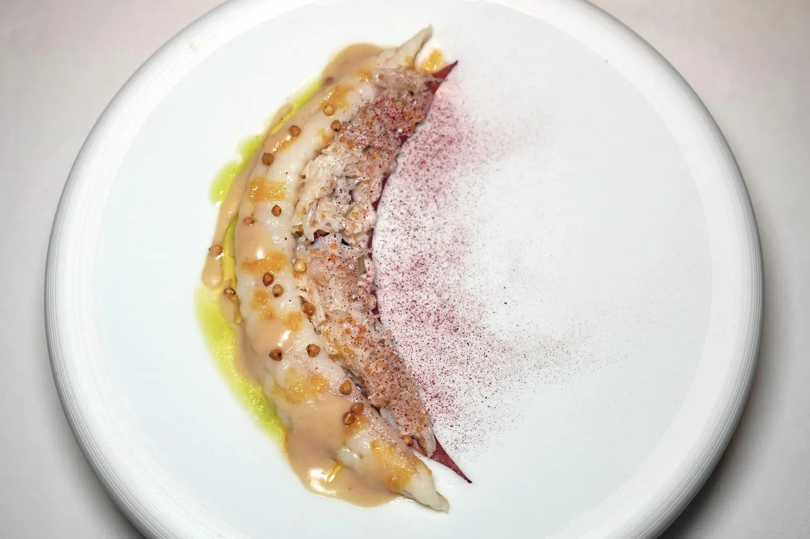 Sole Crab, Elderflower, Blackcurrant, Buckwheat Ferment คอร์สนี้เชฟตั้งใจนำเสนอสองวัตถุดิบล้ำค่าของท้องทะเลแห่งประเทศเนเธอแลนด์อย่างปลา North Sea Sole เสิร์ฟมาคู่กับสลัดของปู North Sea Crab เนื้อสัมผัสของปลานุ่มแต่ยังมีความสู้ฟันนิด ๆ ในขณะที่เนื้อปูนุ่มจะเกือบละลายในปากตัดด้วยความกรอบของ Buckwheat หมักที่โรยมาด้านบน รสชาติหวานธรรมชาติของเนื้อปลาและเนื้อปูผสานเข้าด้วยกันเป็นหนึ่งเดียว ข้างกันคือองค์ประกอบของ Elderflower และแตงกวา ส่วนผงสีม่วงนั้นเตรียมมาจาก Blackcurrant นั่นเอง (19/20)