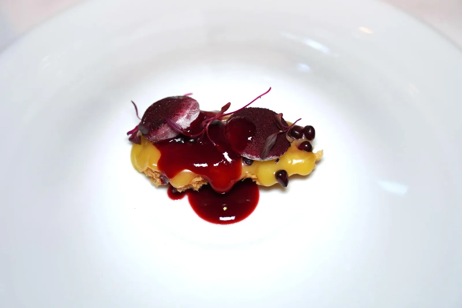 Époisses Blackberry, Sticky Rice, Horseradish หลังจบอาหารคาวเชฟนำเสนอ Époisses ชีสชื่อดังจากแคว้น Burgundy ประเทศฝรั่งเศส ด้านล่างคือ Sticky Rice Cracker กรอบ ๆ องค์ประกอบสีขาวกลม ๆ คือขนมโมจินุ่มหนึบสอดไส้ด้านในด้วย Horseradish Ice Cream จากนั้นพนักงานจะเทราด Blackberry Coulis รสชาติเข้มข้นลงไปด้านบน (18/20)