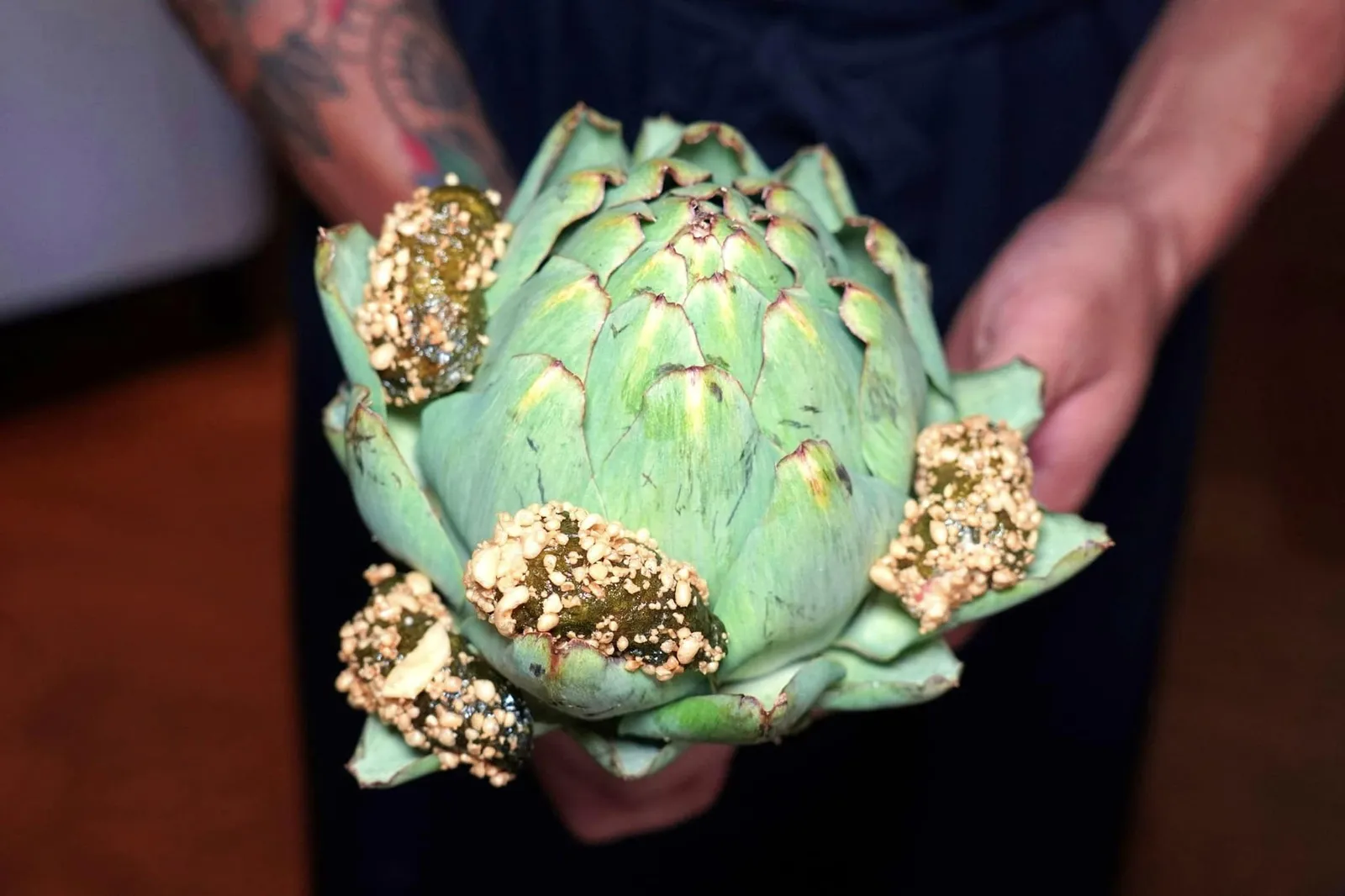 Artichoke Lumpfish Roe, Grapefruit ถัดมาทีมเชฟจะนำดอกอาร์ติโชคพร้อมกับ Finger Food คำที่ 2 มีลักษณะเป็นชิ้นกรอบ ๆ เสริมด้วยความเค็มของไข่ปลา Lumpfish และความหอมจาก Grapefruit (17/20)