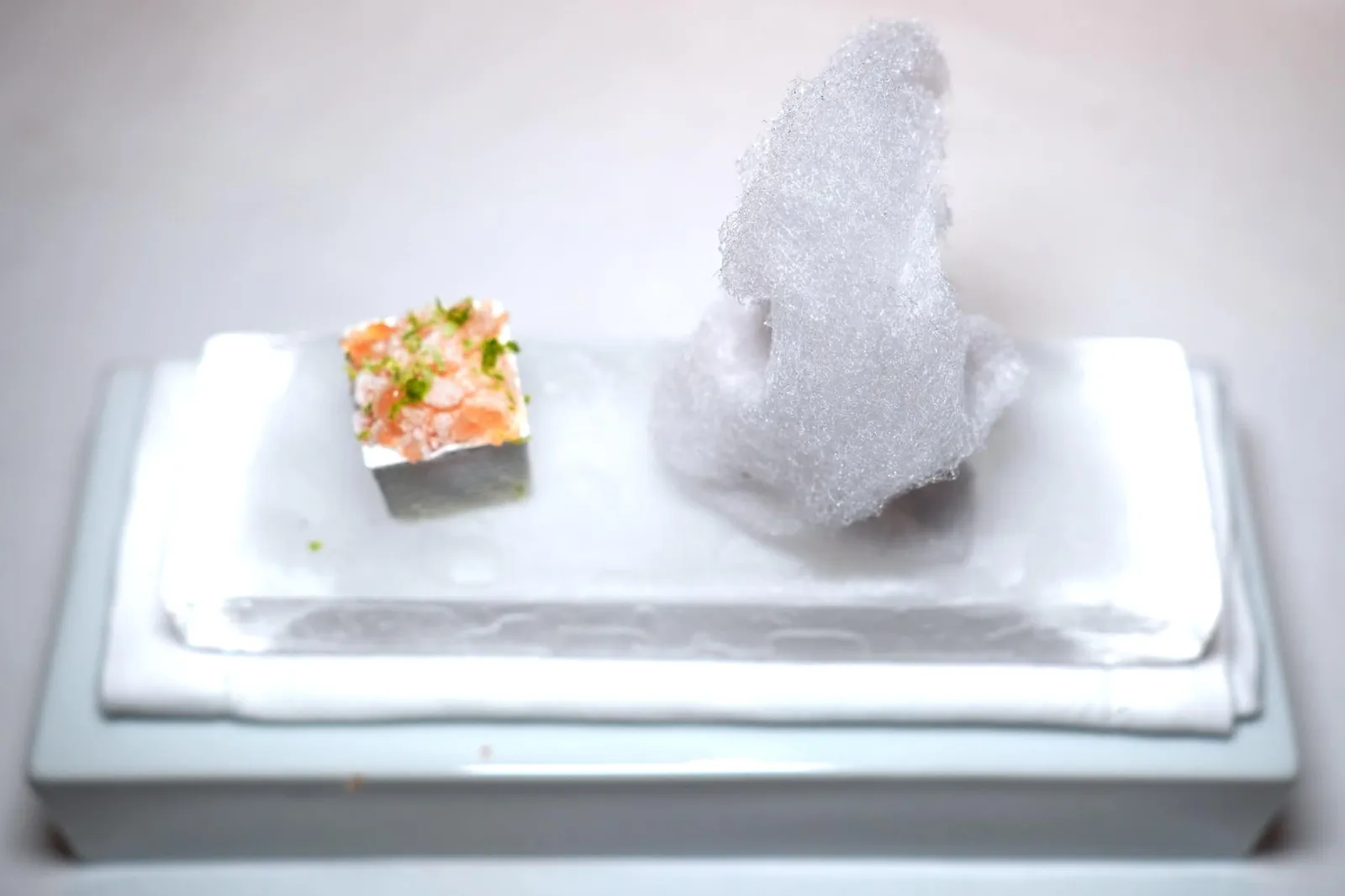 Mignardises จากนั้นพนักงานจะนำเสิร์ฟ Cocktails 2 ชนิดคือ Mai Tai ท็อปด้านบนด้วยขนมสายไหมและ Strawberry Margarita นำเสนอมาในรูปแบบใหม่นั่นเอง