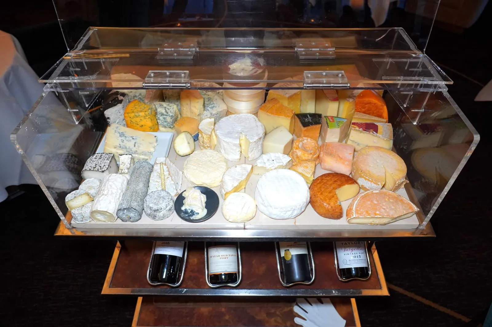 Cheese Selection from the cheese trolley จากนั้นพนักงานจะนำเสิร์ฟ Cheese จากแหล่งต่าง ๆ มาบนรถเข็นขนาดใหญ่
