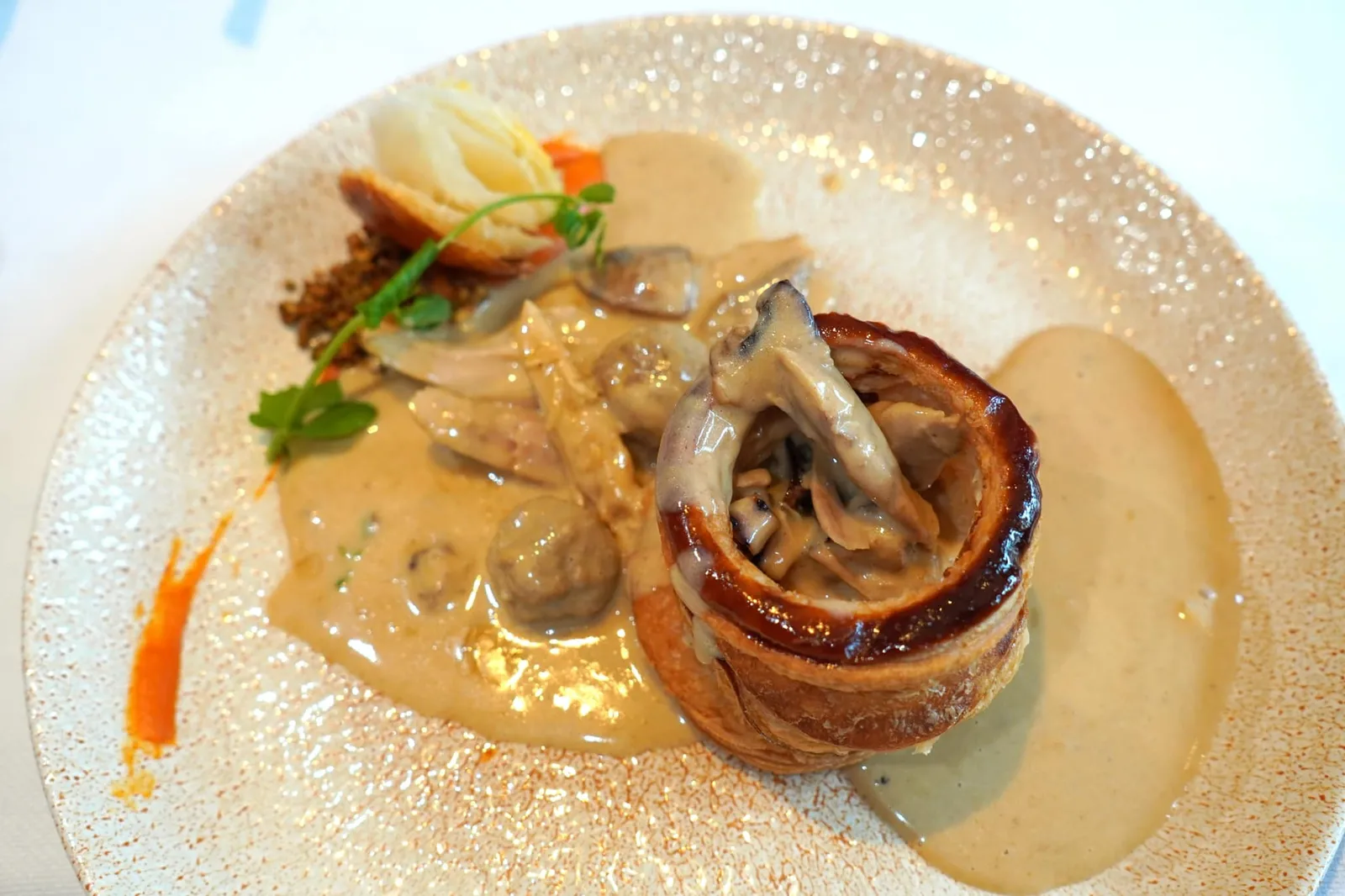 Vol au vent met balletjes en champignons, fris slaatje en frietjes (26.50 €) Vol au vent เป็นอาหารฝรั่งเศสพื้นบ้านมีลักษณะเป็นแป้งพัฟแพสทรี่ฟูกรอบ ตรงกลางจะถูกตัดออกแล้วเทราดซอสเห็ดและลูกชิ้นเนื้อลงไป (13/20)