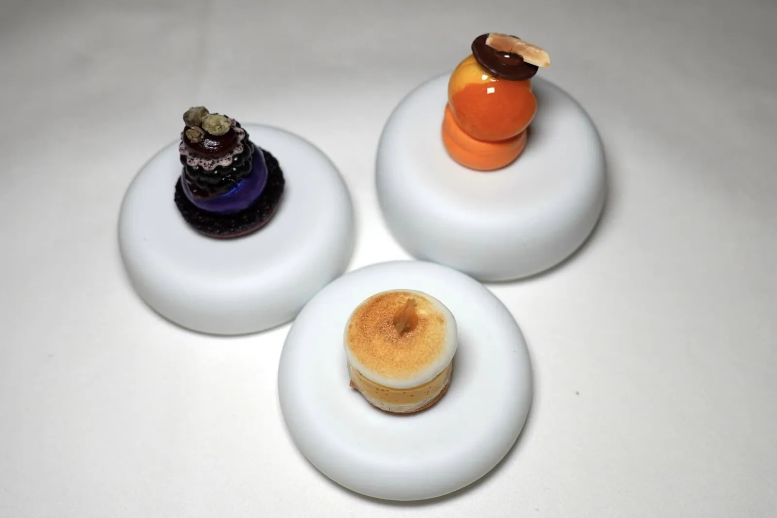 Mignardises สำหรับใครที่สั่งชาหรือกาแฟปิดท้ายพนักงานจะนำเสิร์ฟ Mignardises มาให้รับประทานคู่กันเริ่มต้นจาก Lemoncurd รสเปรี้ยวตามมาด้วย Blackberries with White Chocolate จบด้วย Cointreau หรือเหล้าที่มีกลิ่นหอมของวานิลลาเสิร์ฟมาคู่กับ Vanilla Cremeaux และองค์ประกอบของส้ม ด้านบนคือถั่วอัลมอนด์และ Dark Chocolate ช่วยเสริมมิติทางรสชาติให้โดดเด่นยิ่งขึ้น