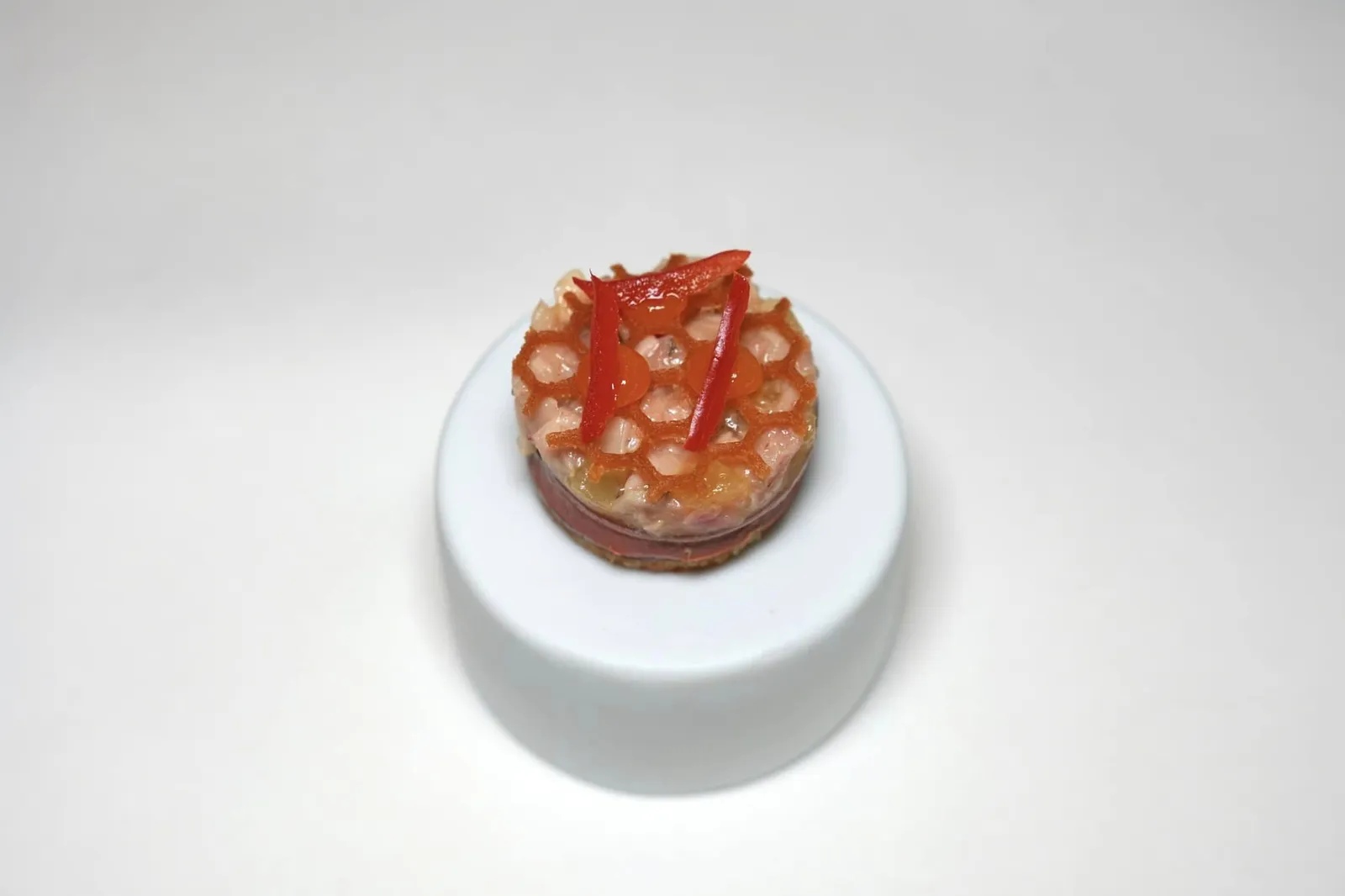 Amuse-bouche เริ่มต้นด้วย Amuse-bouche คำแรกคือ Chicken Waffle กรอบ ๆ จับคู่รสชาติกับความหวานของน้ำผึ้งและความเปรี้ยวของสับปะรด (17/20)