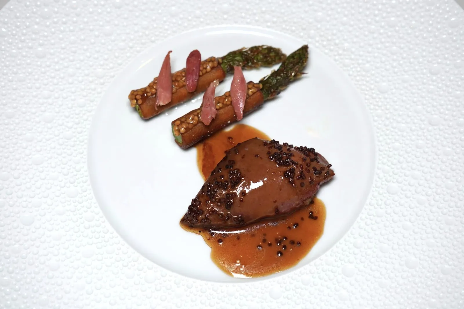 Anjou pigeon Roasted with green asparagus en croûte, gel of mustard and a sauce of sherry Main Course ในเซ็ตเมนูหลักคือนกพิราบจากฟาร์มในเมือง Anjou ทางตอนใต้ของนคร Lyon เชฟย่างมาอย่างดีจนได้ความสุกระดับ Medium Rare ให้เนื้อสัมผัสที่นุ่มละมุนและ Gamey ด้านบนเมล็ดมัสตาร์ดกรอบ ๆ ช่วยเสริมมิติทางเนื้อสัมผัส ข้างกันคือ Green Asparagus en Croûte หรือหน่อไม้ฝรั่งที่พันห่อด้วยแป้งพัฟกรอบ ๆ ท็อปด้วยเมล็ดมัสตาร์ดและเนื้อน่องนกพิราบฉีก จากนั้นพนักงานจะเทราด Sherry Sauce ลงไปเพื่อเพิ่มรสชาติให้เข้มข้นมากยิ่งขึ้น (18/20)