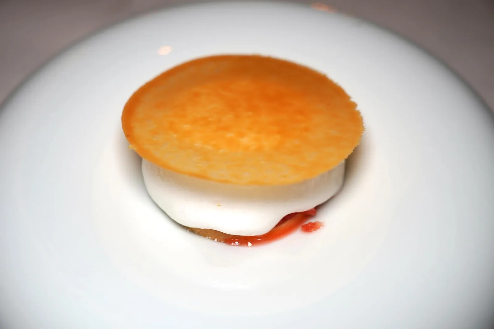 Grapefruit Soufflé of grapefruit with a cremeux of dolce leche, foam of citrus and a crisp of caramel ข้างกันคือ Dolce Leche เสิร์ฟมาในลักษณะของครีมให้กลิ่นหอมนมเด่นชัดตัดด้วยความเปรี้ยวของ Citrus Foam (17/20)