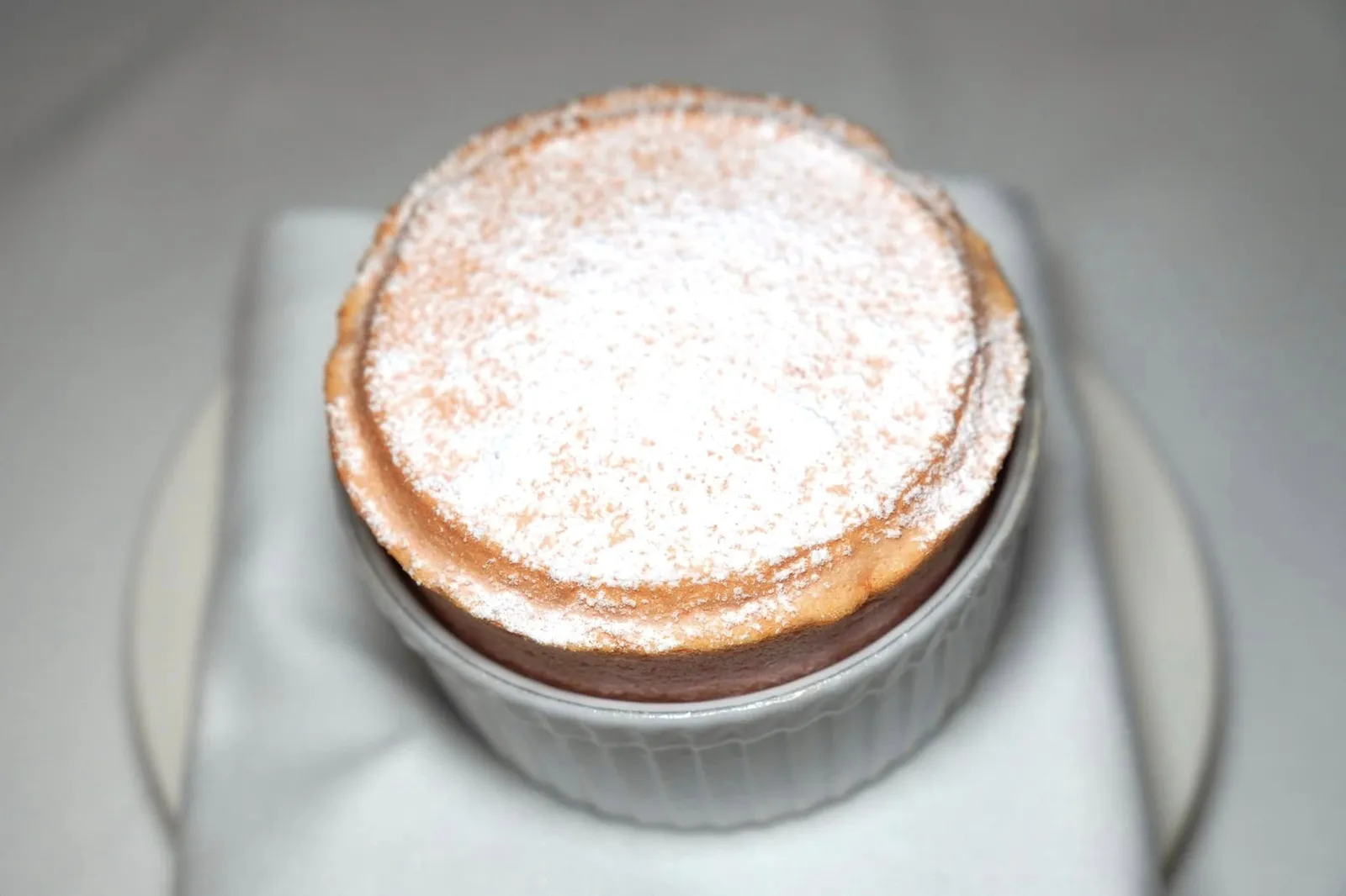 Grapefruit Soufflé of grapefruit with a cremeux of dolce leche, foam of citrus and a crisp of caramel ขนม Grapefruit Soufflé มีลักษณะสวยงาม ตั้งตรง เนื้อสัมผัสฟูเบาและให้รสชาติออกเปรี้ยวตัดกันกับความหวานของน้ำตาลไอซิ่งที่โรยอยู่ด้านบน (17/20)