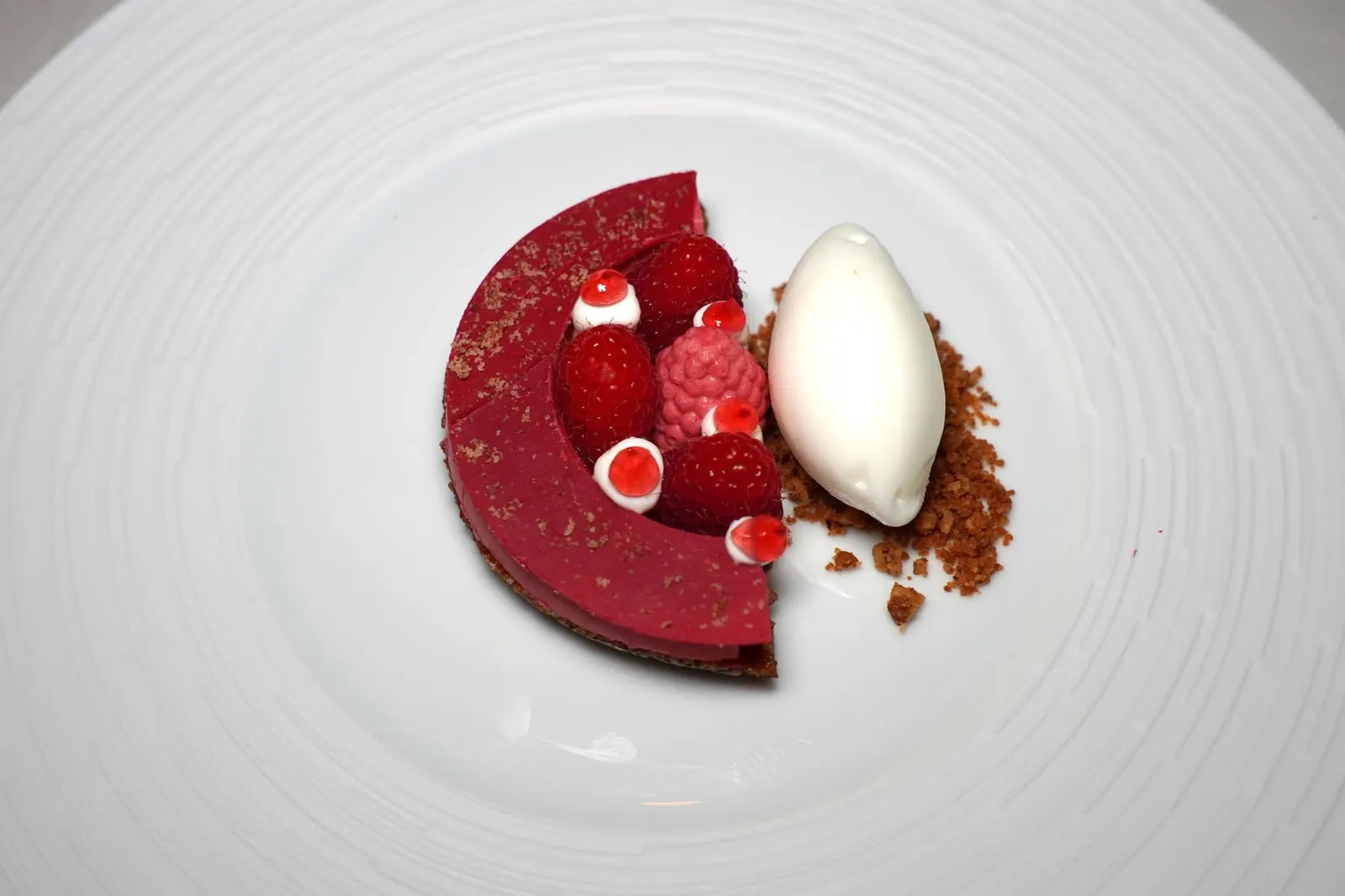 Raspberry Mousse and marinated raspberries, “hangop” pecan pie and ice cream of goat yoghurt ขนมอีกจานหนึ่งคือราสเบอร์รี่เสิร์ฟมาในหลากหลายรูปแบบที่แตกต่างกันให้รสชาติเปรี้ยวอย่างมีมิติ เชฟเสริมเนื้อสัมผัสด้วยความกรอบของ Pecan Pie และไอศกรีมโยเกิร์ตนมแพะรองด้านล่างด้วยครัมเบิ้ลกรอบ (17/20)