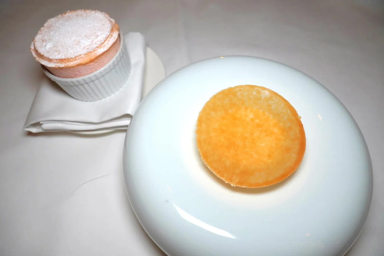 Grapefruit Soufflé of grapefruit with a cremeux of dolce leche, foam of citrus and a crisp of caramel ขนมหวานจานแรกที่เราเลือกชิมคือ Soufflé เสิร์ฟมาในถ้วยอบมาตรฐาน (17/20)
