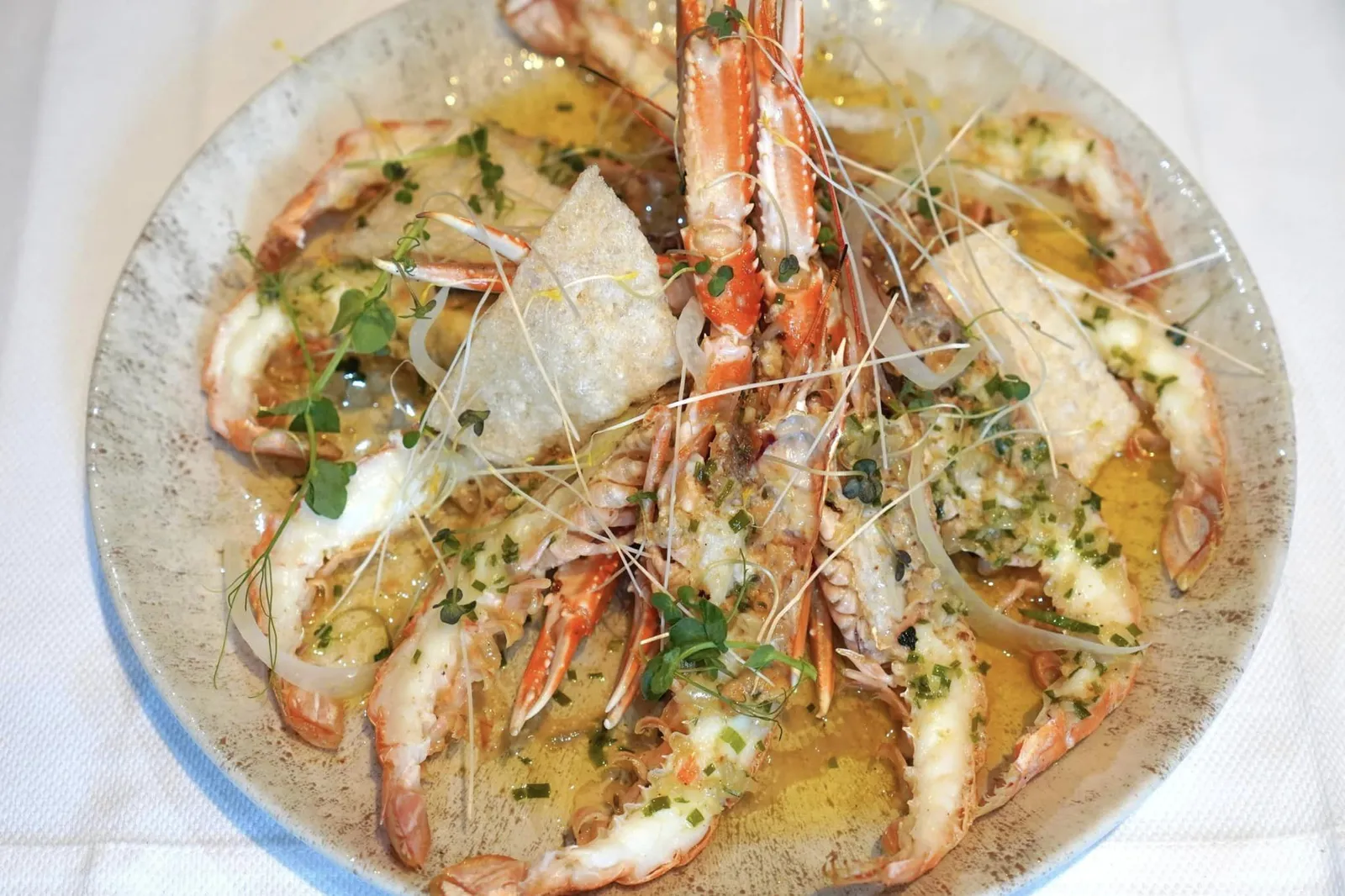 Gegrilde langoustines met kruidenboter (29 €) กุ้งล็องกูสทีนย่างจำนวนราว 5 ตัวผ่าครึ่งตัวพร้อมรับประทาน เนื้อนุ่ม หวาน ราดด้วยซอสเนยสมุนไพรหอม ๆ เข้ากันดีเป็นที่สุด (13/20)