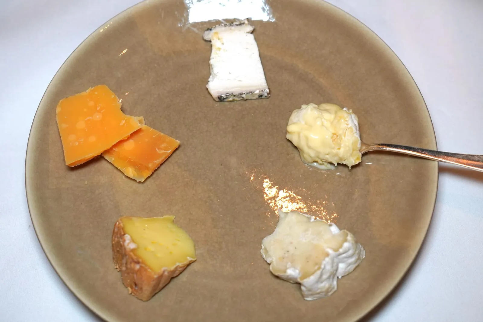 Cheese Selection from the cheese trolley หลังจากเลือกชิมพนักงานจะจัดลงจานมาอย่างสวยงาม เริ่มต้นกันด้วย Florence Maritime หรือชีสนมแพะ (Young Fresh Goat Cheese) จากประเทศเบลเยี่ยมที่มีส่วนผสมของสาหร่ายอยู่ที่ผิวหรือ Crust ถัดมาคือ Camembert ชีสนมควายจากแคว้น Puglia ในประเทศอิตาลี ชีวนมควายดิบเสิร์ฟมาบนช้อนให้เนื้อสัมผัสที่ค่อนข้างครีมมี่ ปิดท้ายด้วย Livarot ชีสนมควายดิบจากแคว้น Normandy ประเทศฝรั่งเศส ต่อมาคือ Dutch Hard Cheese อายุ 36 เดือน และ Blue Cheese นมแกะที่มีรสชาติและกลิ่นแรงที่สุด