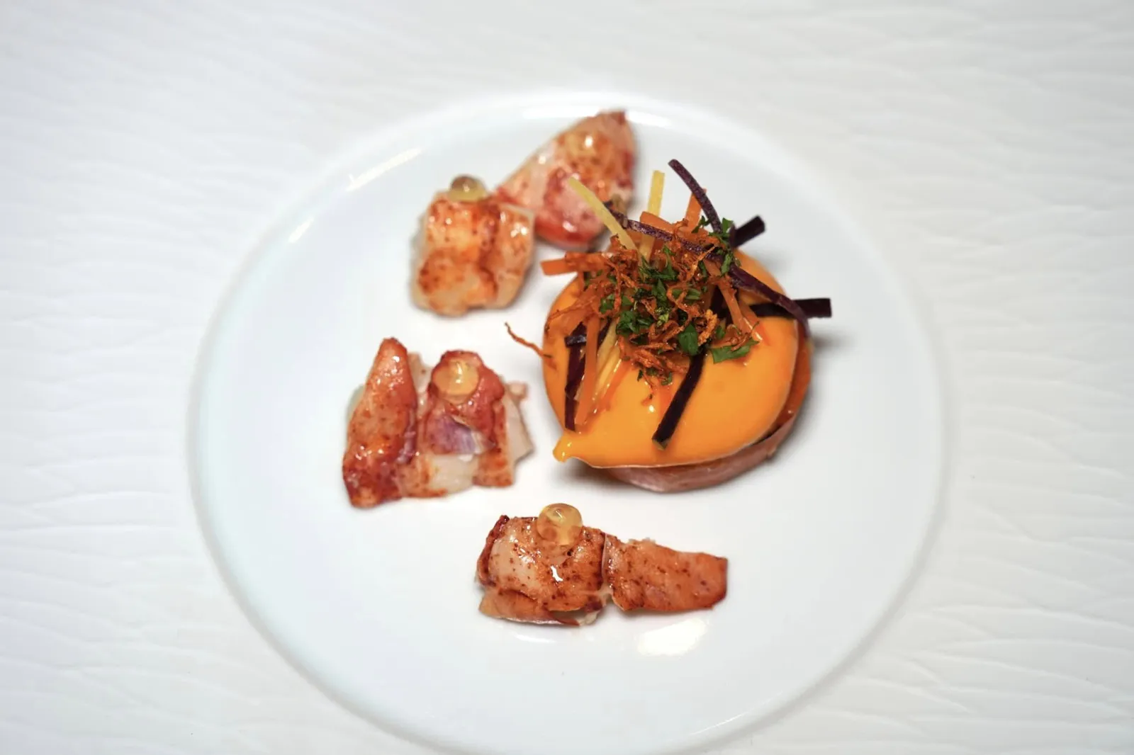 Lobster poached with stewed carrot, lobster salad, gel of ginger and a sauce of Tandoori ถัดมาคือเนื้อกุ้ง Lobster ที่เชฟนำไป Poached กับ Carrot ตุ๋นจนได้รสชาติเข้าเนื้อแต่ไม่ทิ้งรสหวานโดยธรรมชาติของเนื้อกุ้ง ทั้งยังมีเนื้อสัมผัสที่นุ่มละมุน ด้านบนตัดด้วยเจลทำมาจากขิงช่วยเบรครสหวานของทั้ง Lobster และ Carrot ได้อย่างพอเหมาะ (17/20)