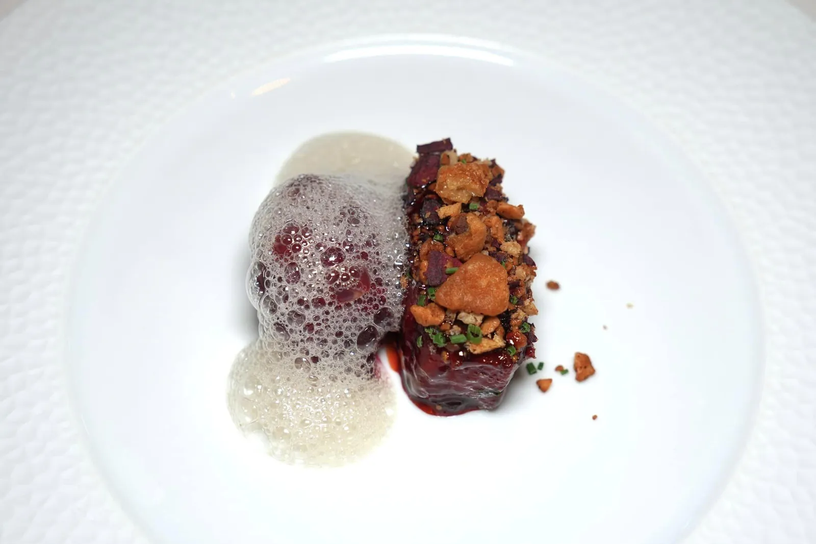 Sweetbread Lacquered with beetroot, gel of madeira, stewed beetroot and foam of peanuts Sweetbread หรือส่วนต่อมไร้ท่อของลูกวัวนำมาเคลือบด้วยบีทรูทจนได้สีแดงเข้ม รอบ ๆ คือ Crunch กรอบ ๆ เตรียมมาจาก Sweetbread และถั่วลิสงช่วยให้เกิดความสนุกขณะเคี้ยว ฝั่งซ้ายมือคือบีทรูทตุ๋นจนนุ่มเสิร์ฟมาคู่กับ Peanut Foam หรือโฟมถั่วลิสงและองค์ประกอบของ Madeira เตรียมมาเป็นเจลซึ่งทั้งคู่สามารถบาลานซ์ความ Earth ของบีทรูทออกมาได้อย่างลงตัว (17/20)