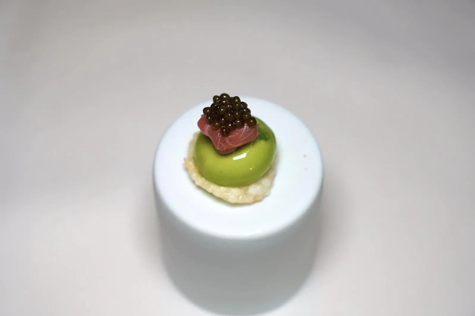 Amuse-bouche ถัดมาคือแผ่นข้าวเกรียบกรอบท็อปด้านบนด้วย Ponzu Bonbon เปรี้ยว ๆ และความนุ่มของเนื้อปลาทูน่า (17/20)