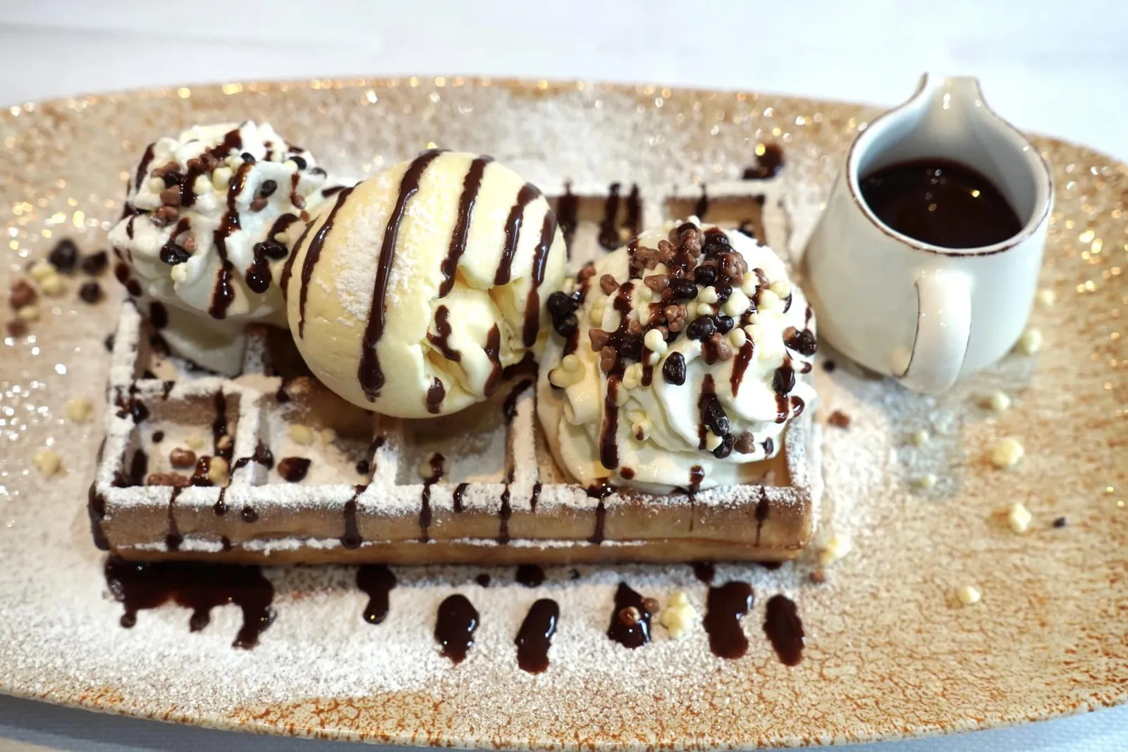Gebakken wafels met vanille ijs, warme chocoladesaus en toef slagroom (10 €) ปิดท้ายด้วยของหวานขึ้นชื่ออย่าง Belgium Waffles อบกรอบท็อปด้านบนด้วยไอศกรีมวานิลลา วิปปิ้งครีม และซอสช็อกโกแลตเข้มข้น (13/20)