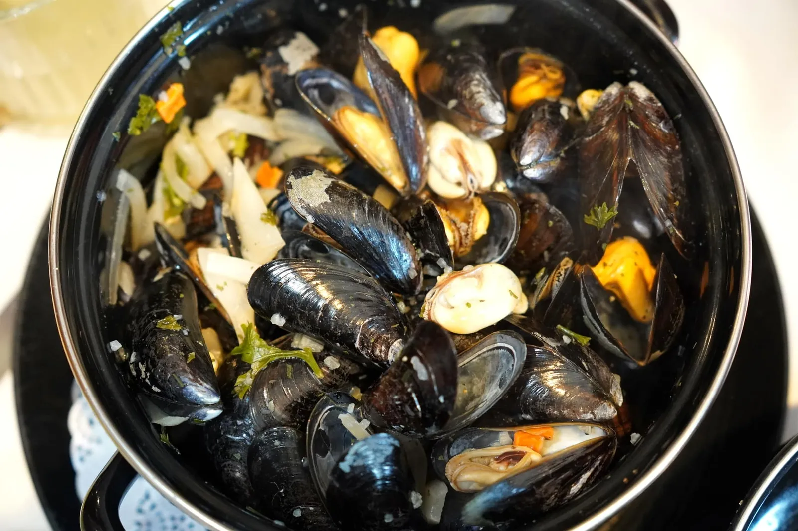Mosselen met frietjes & sausjes “witte wijn” (28.50 €) เริ่มต้นด้วยเมนูพิเศษอย่างหอยแมลงภู่อบไวน์ขาวเสิร์ฟมาในหม้อขนาดใหญ่ ชิ้นหอยนุ่มหนึบ ไม่สุกจนเกินไปทั้งยังไร้ซึ่งกลิ่นคาวใด ๆ (13/20)