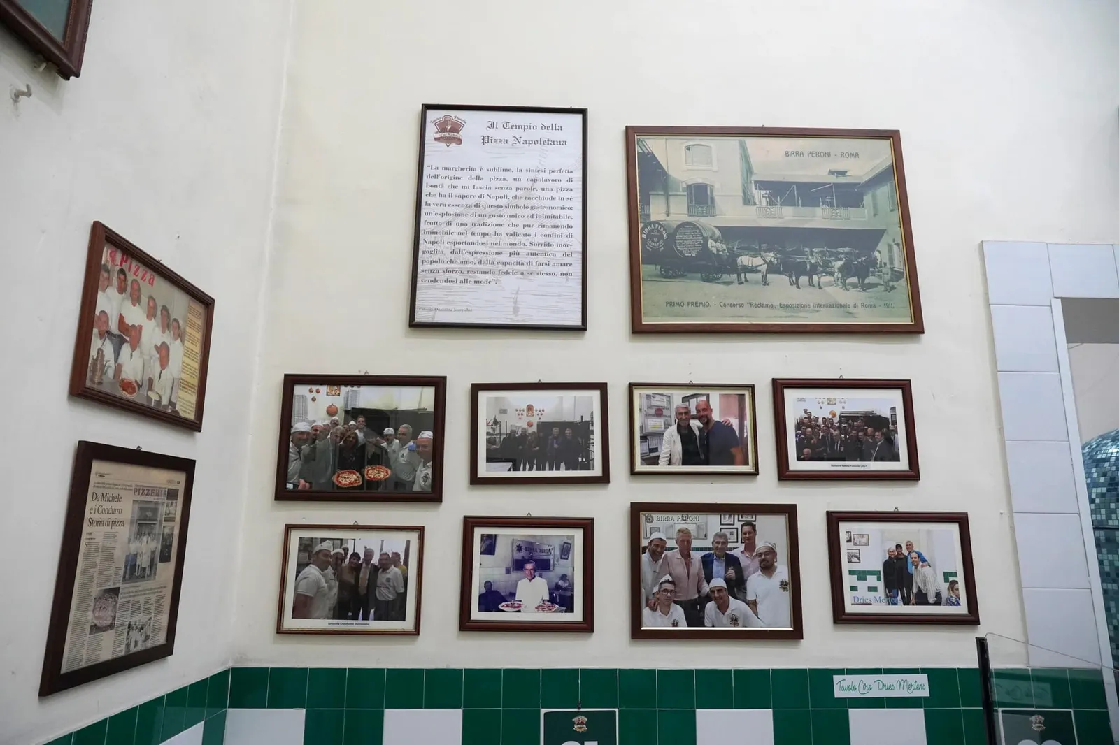 ภาพบุคคลผู้มีชื่อเสียงบนผนังร้าน