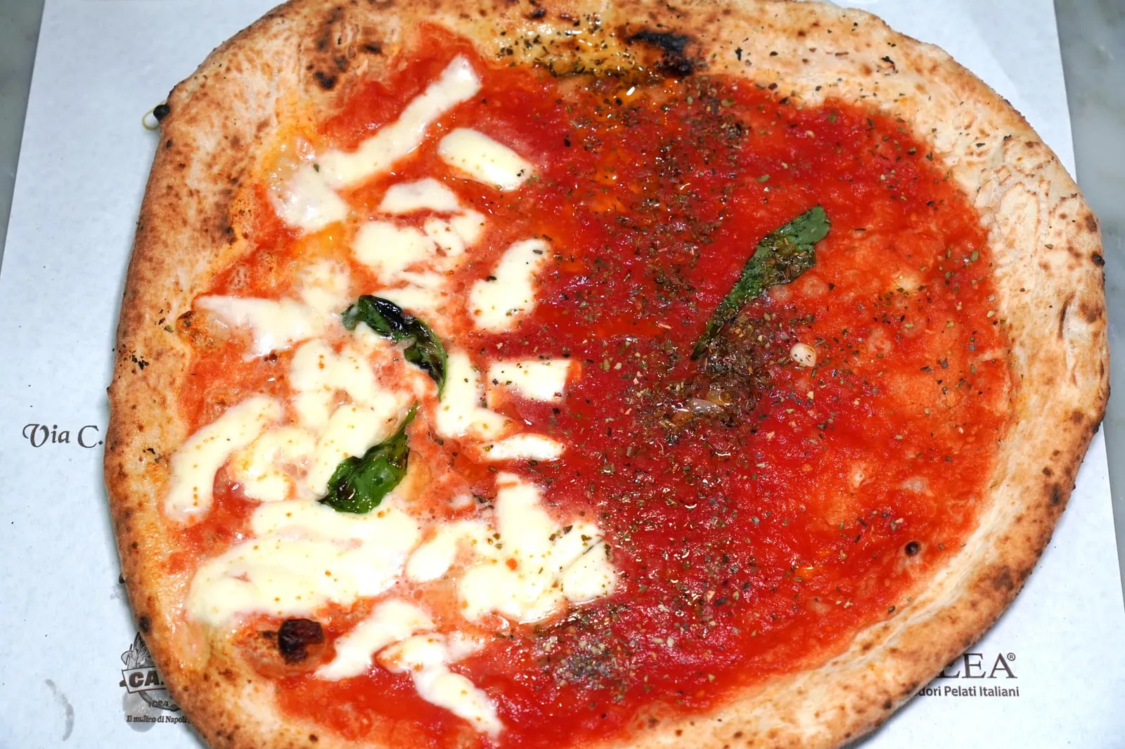 MARITA (5 €) metà Margherita e metà Marinara สุดท้ายคือ Marita พิซซ่าที่แบ่งครึ่งถาดระหว่าง Margherita และ Marinara นั่นเอง (15/20)
