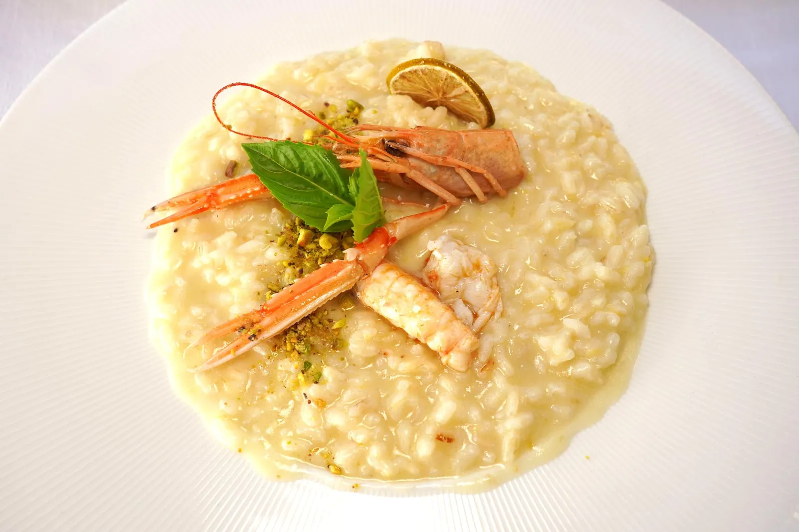 Classic risotto made with the finest “Gran Riserva Carnaroli” rice with lightly seared scampi and flavored with vanilla, lemon, pistachios from Stigliano and mint sauce (25 €) ข้าว Risotto Gran Riserva Carnaroli ที่มีกลิ่นหอมของเลมอนและวานิลลา ด้านบนคือกุ้ง Scampi ที่ผ่านการเซียมาเบา ๆ เพื่อให้มีเนื้อสัมผัสที่นุ่มและรสชาติที่ยังหวานกลมกล่อม ยนอกจากนี้ยังมีองค์ประกอบของถั่วพิสตาชิโอ้จากเมือง Stigliano และใบมิ้นต์อีกด้วย อย่างไรก็ตามรสชาติโดยรวมของจานติดหวานไปค่อนข้างมาก (12/20)